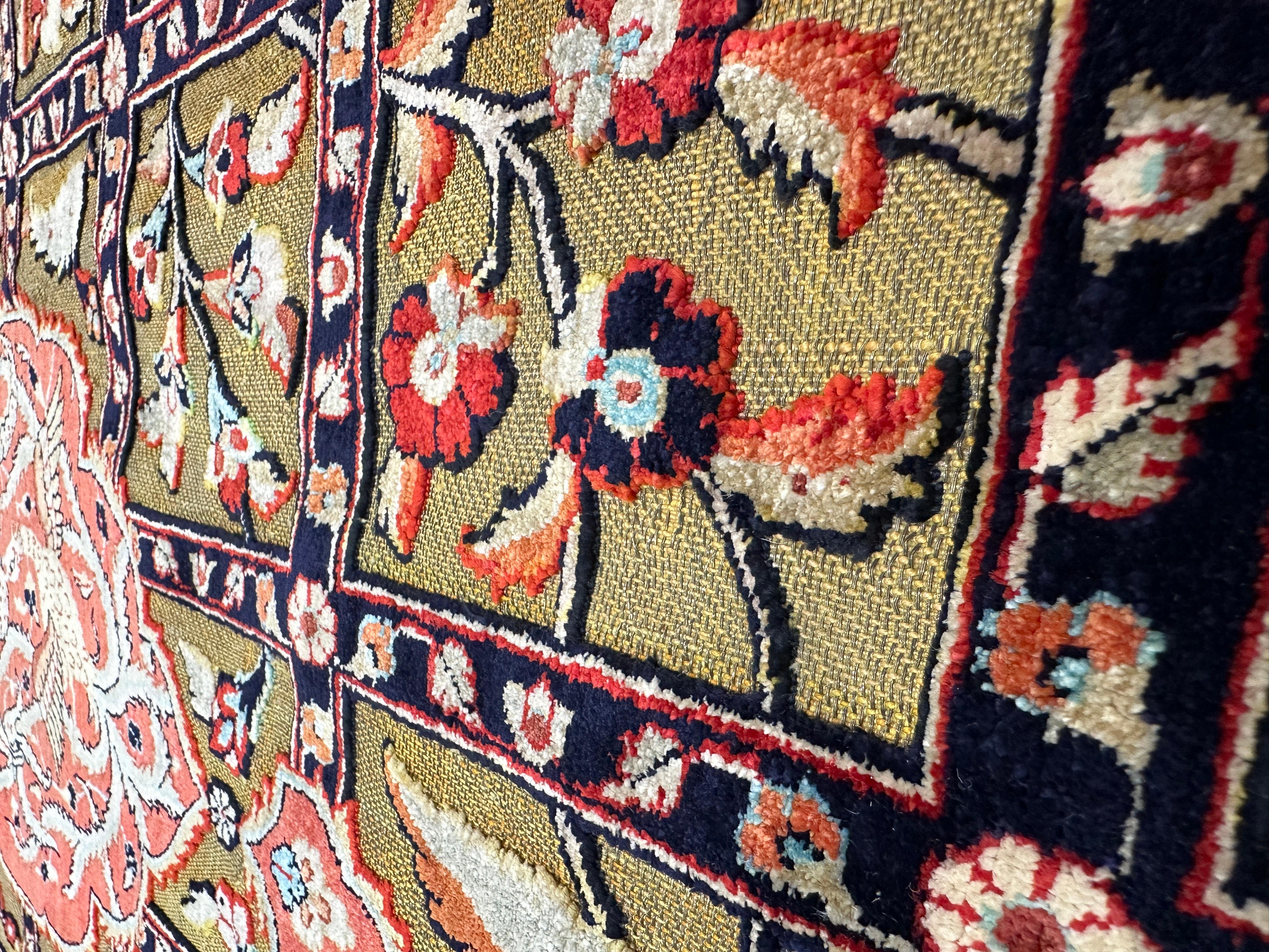 Introduisez une touche de luxe et d'élégance intemporelle dans votre intérieur avec notre tapis d'accent persan ancien, en soie et doré. Ce tapis exquis, qui présente de superbes détails cousus à la main avec un aspect gaufré, témoigne du riche