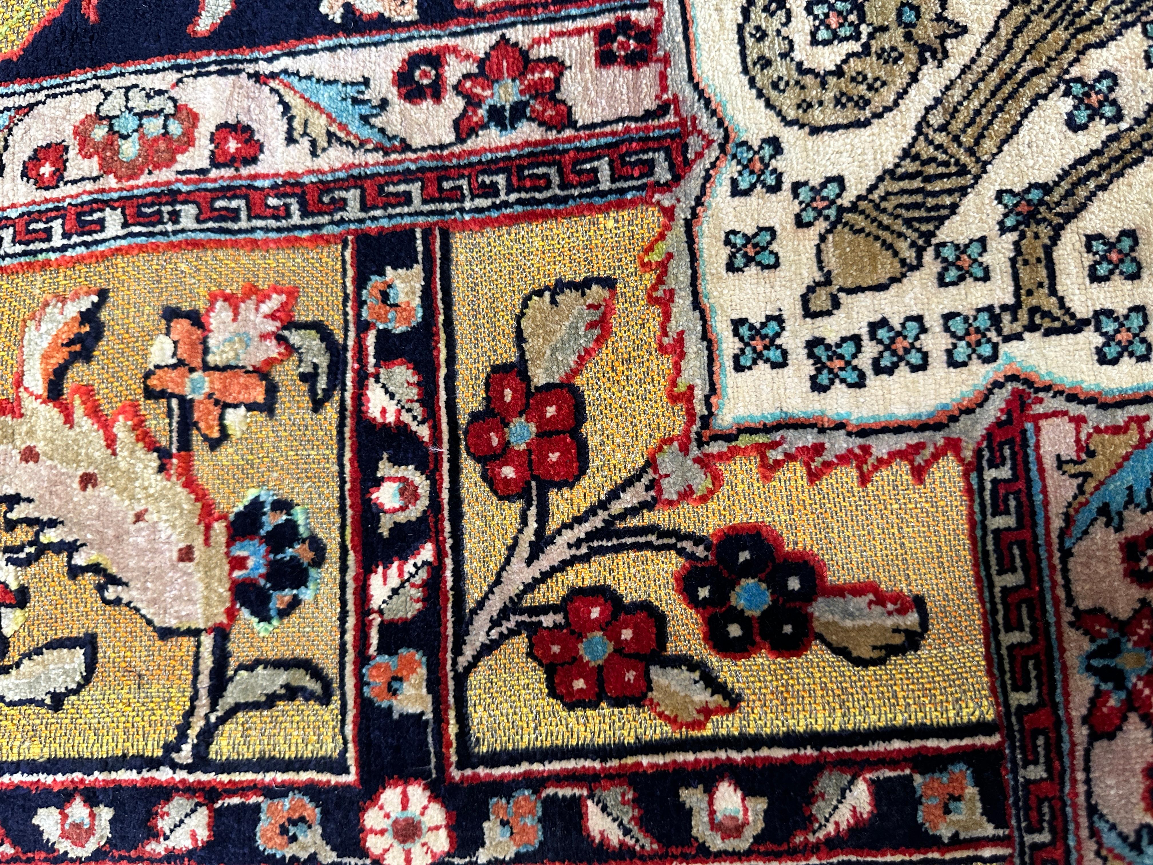 Tissé à la main Tapis d'accent persan ancien, en soie et doré en vente