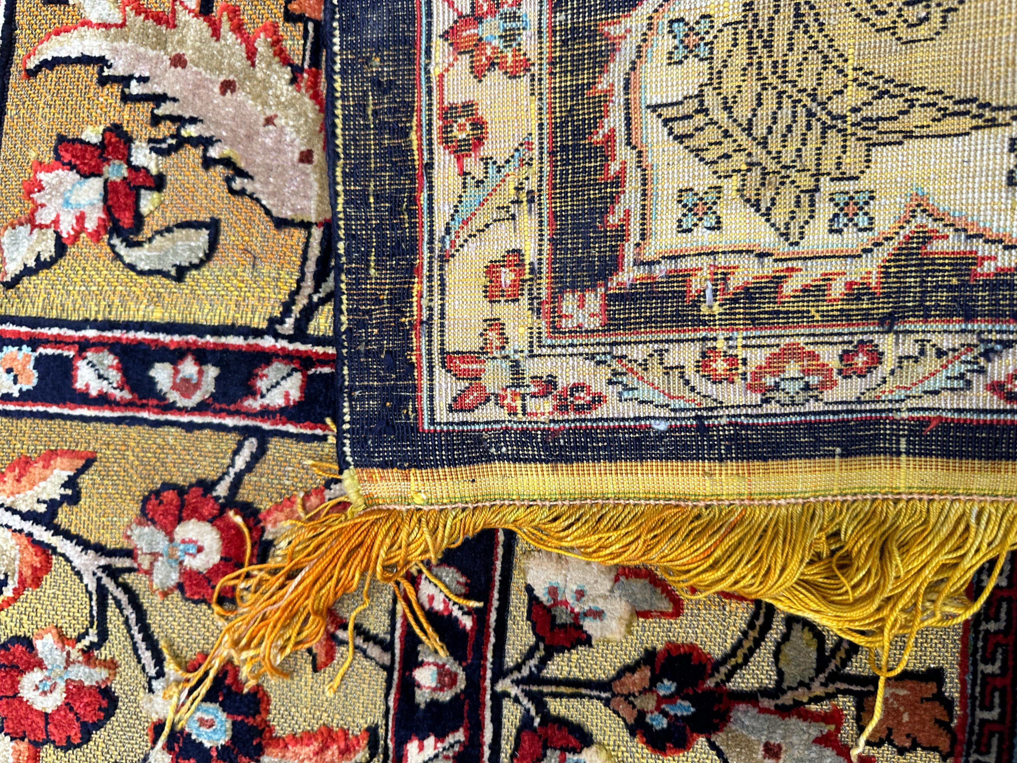 Tapis d'accent persan ancien, en soie et doré Bon état - En vente à West Hollywood, CA