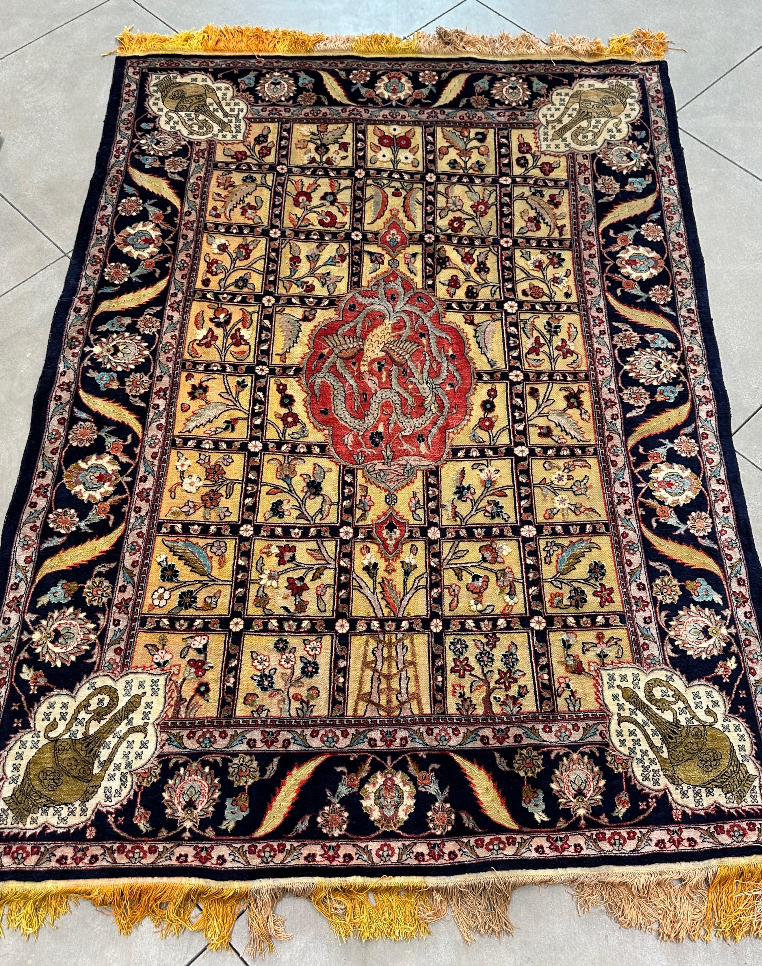 Milieu du XXe siècle Tapis d'accent persan ancien, en soie et doré en vente
