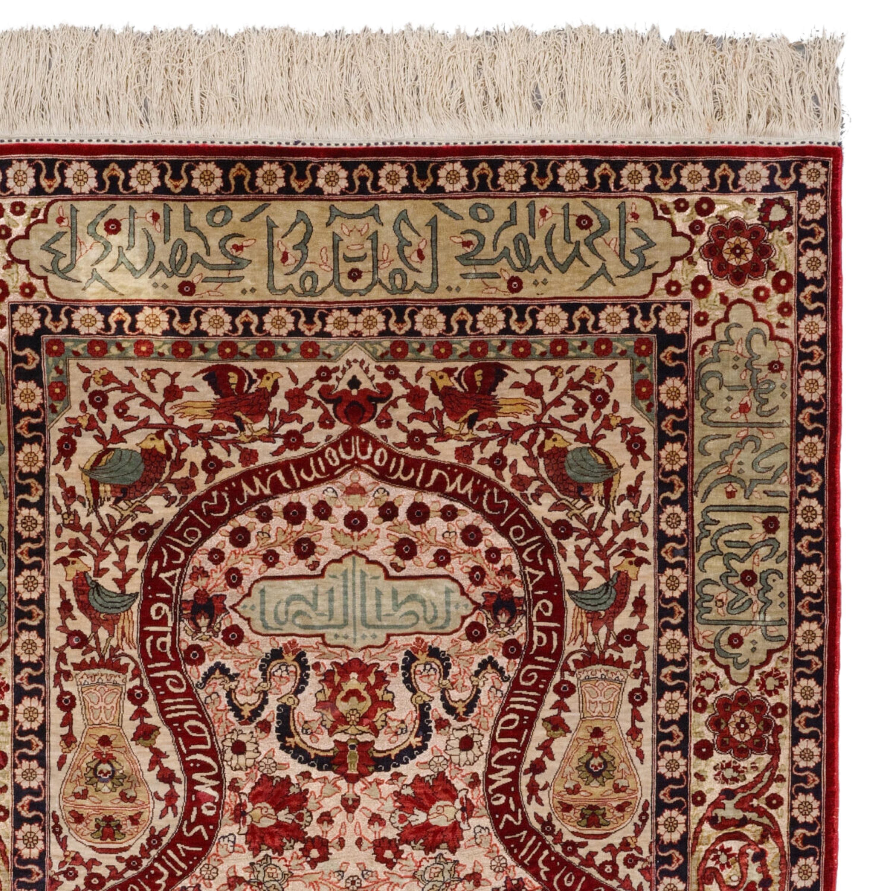 Antique Silk Hereke Prayer Rug - Turkish Silk Hereke Carpet Late 20th Century In Good Condition For Sale In Sultanahmet, 34