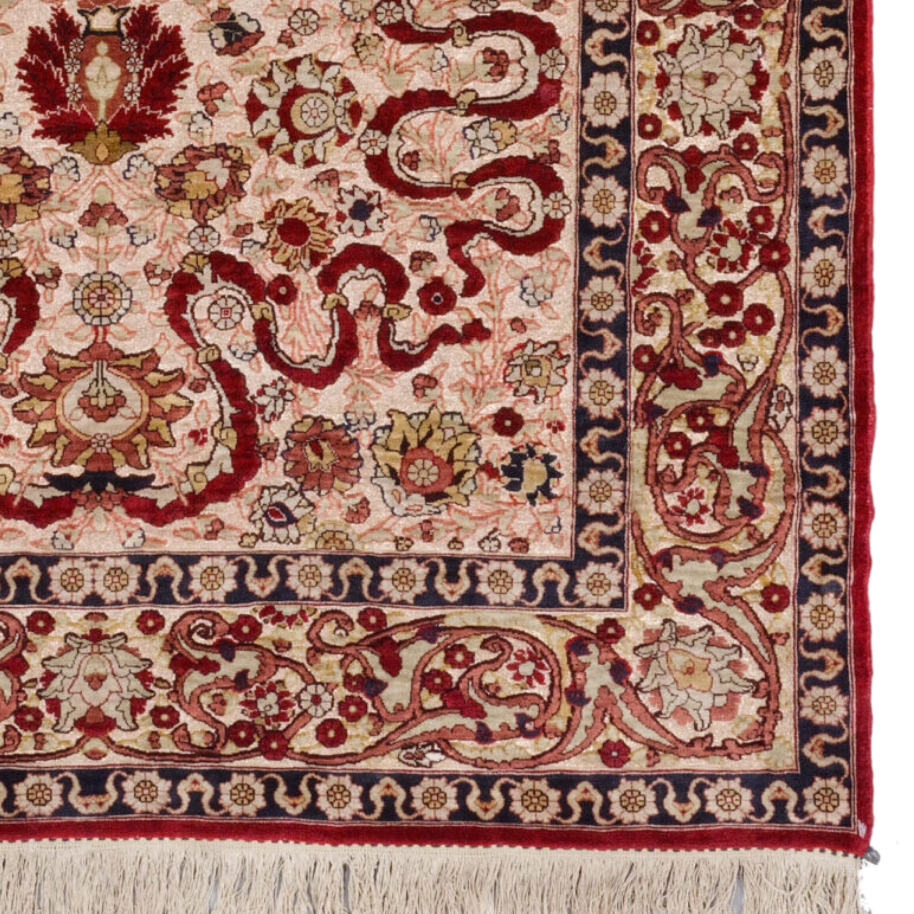 Antique Silk Hereke Prayer Rug - Turkish Silk Hereke Carpet Late 20th Century For Sale 2
