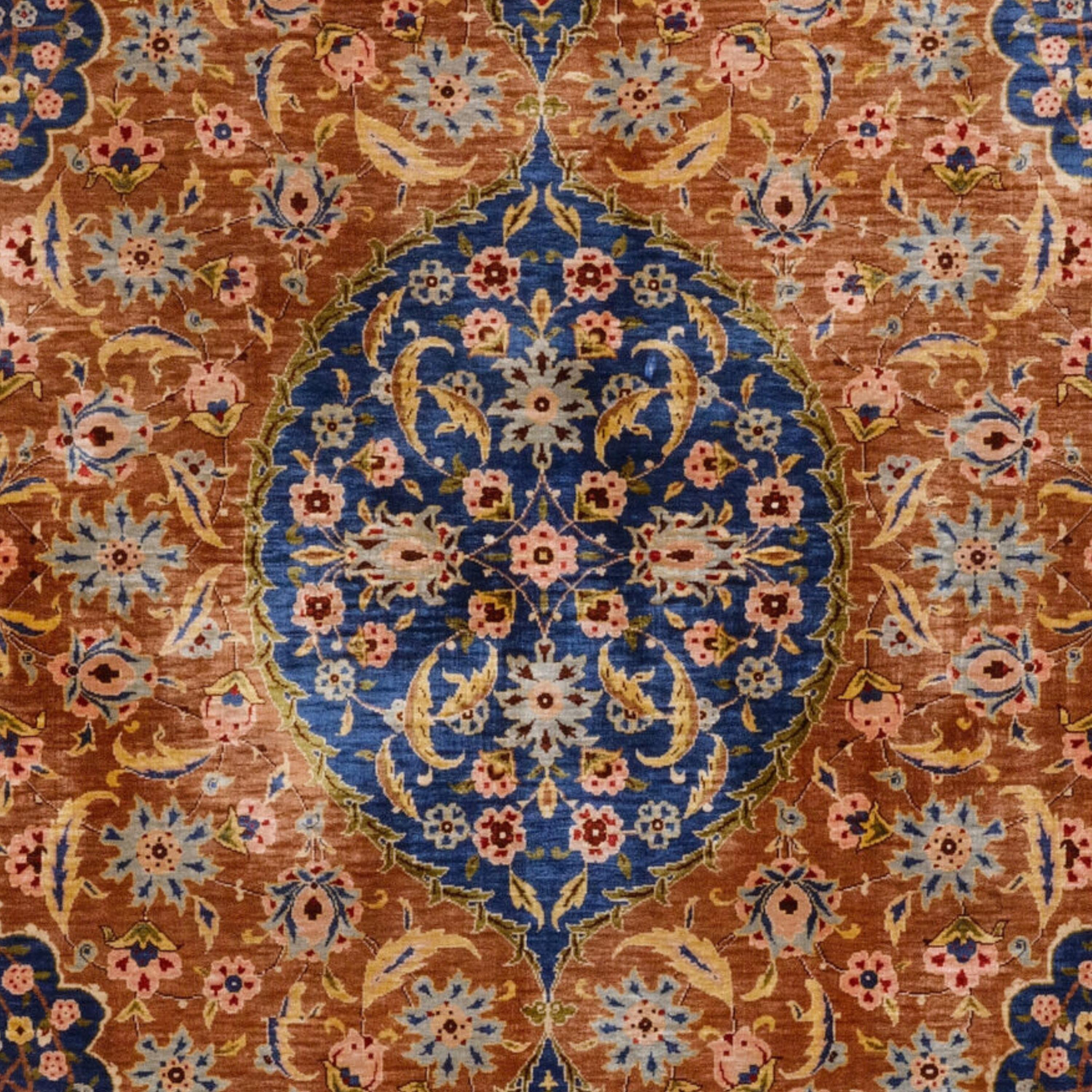 Turkish Antique Silk Hereke Rug - Hereke Silk Carpet in Good Condition For Sale