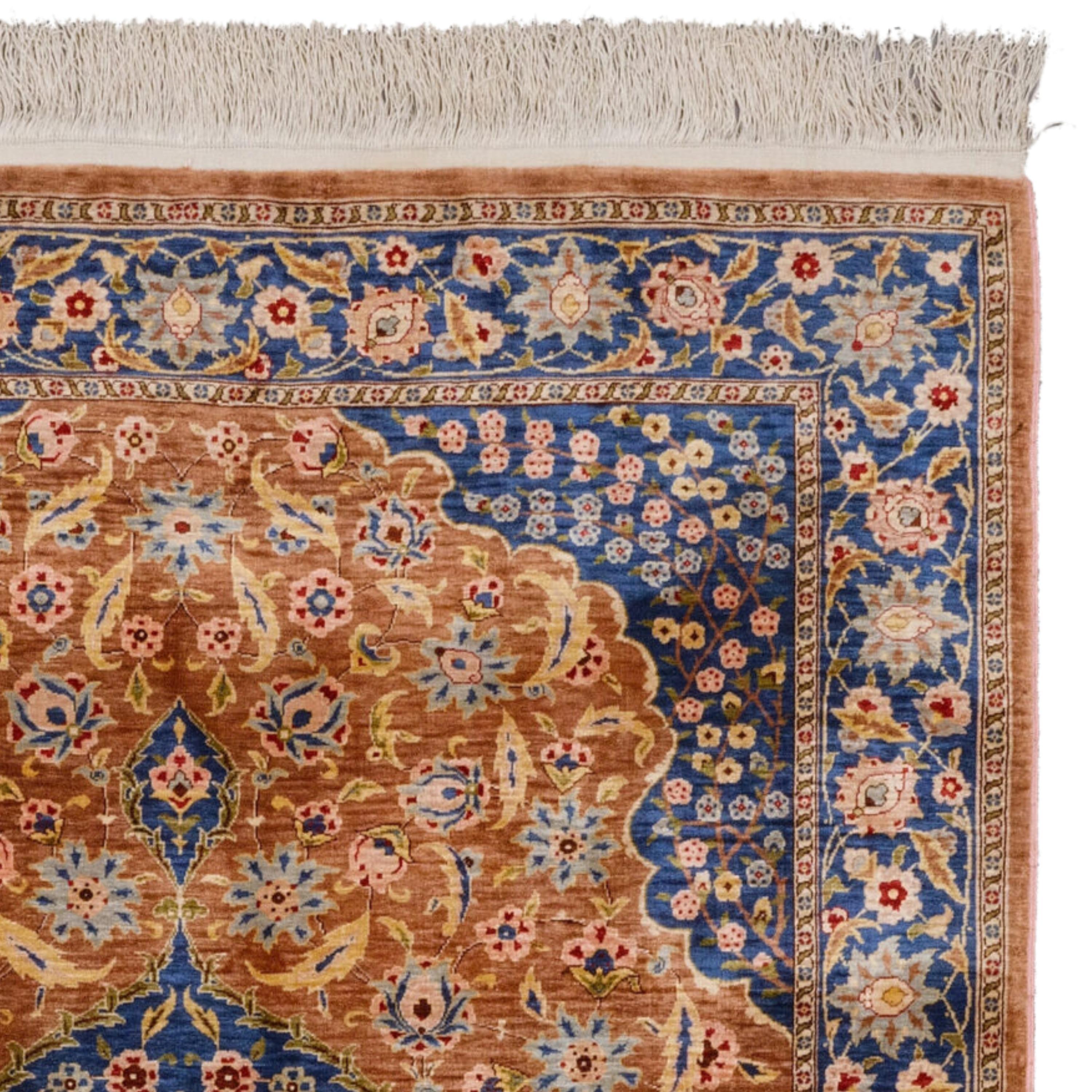 Antique Silk Hereke Rug - Hereke Silk Carpet in Good Condition In Good Condition For Sale In Sultanahmet, 34