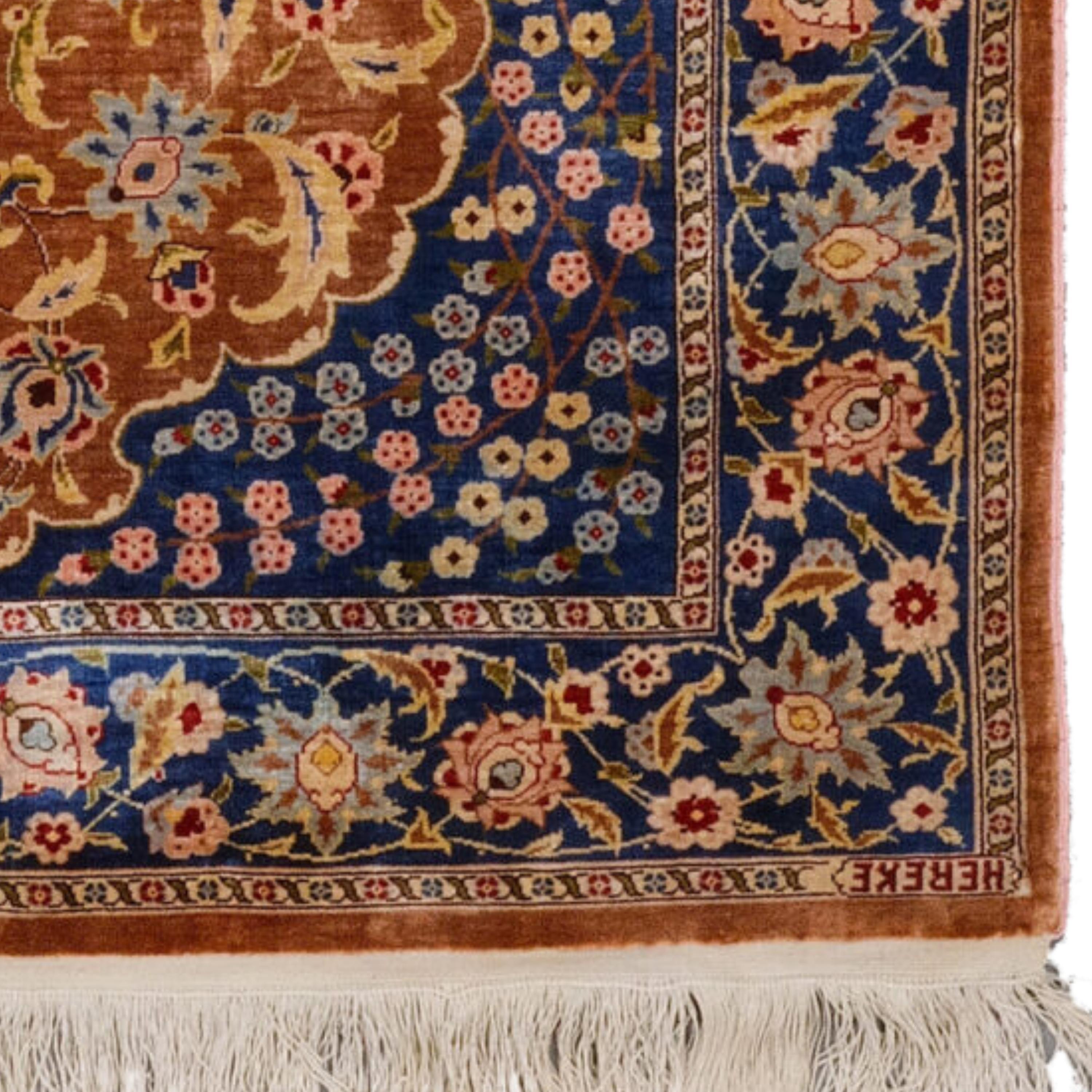20th Century Antique Silk Hereke Rug - Hereke Silk Carpet in Good Condition For Sale