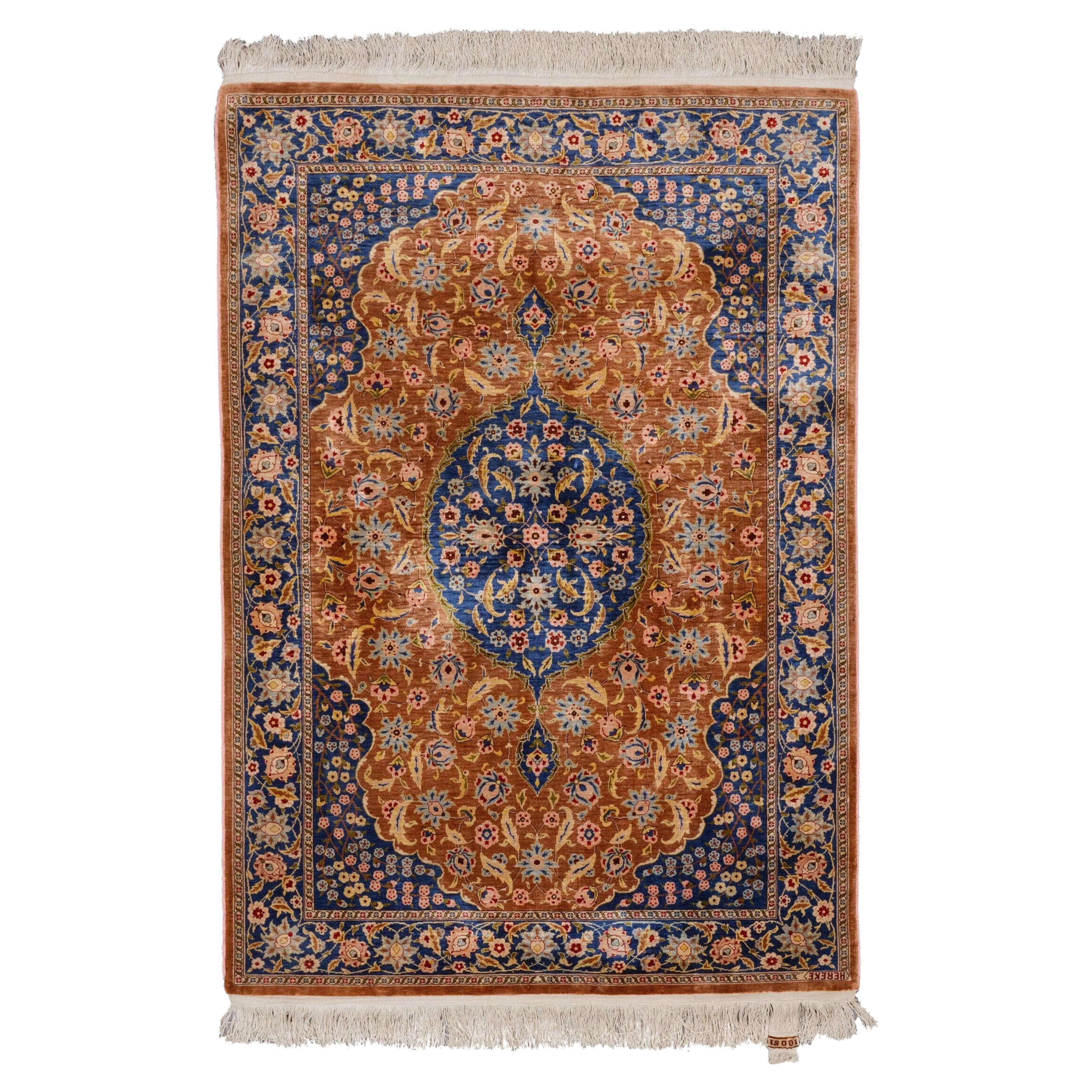 Antique Silk Hereke Rug - Hereke Silk Carpet in Good Condition For Sale