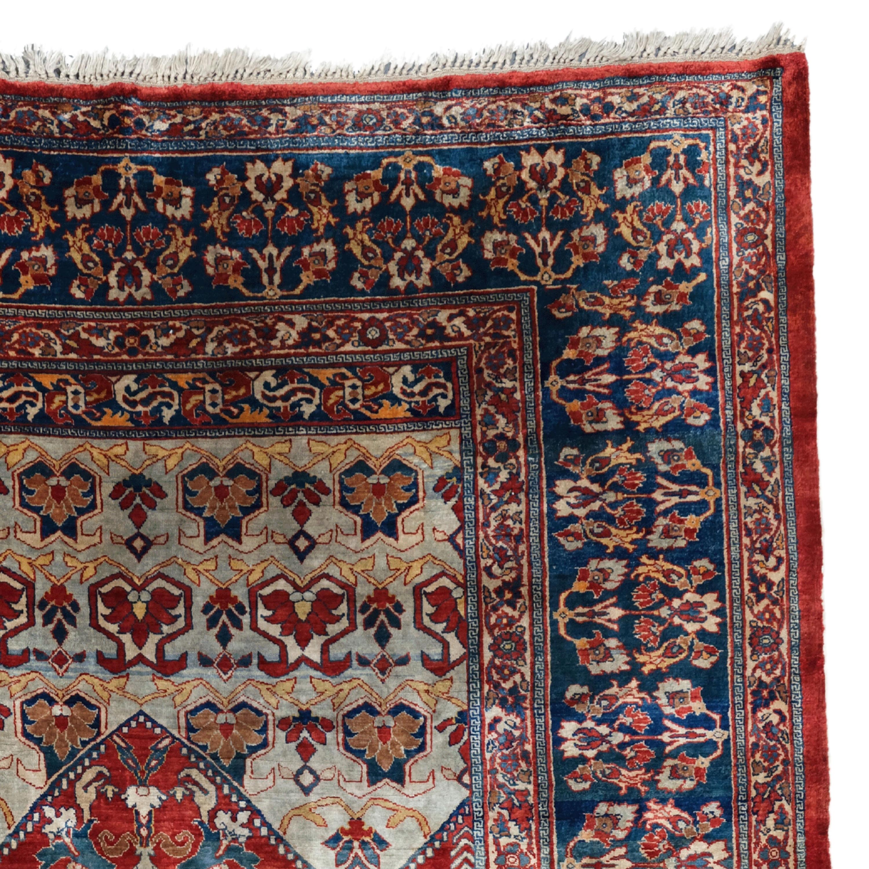 Antique Silk Heriz Prayer Rug - Late 19th Century Silk Heriz Rug, Antique Rug In Good Condition For Sale In Sultanahmet, 34