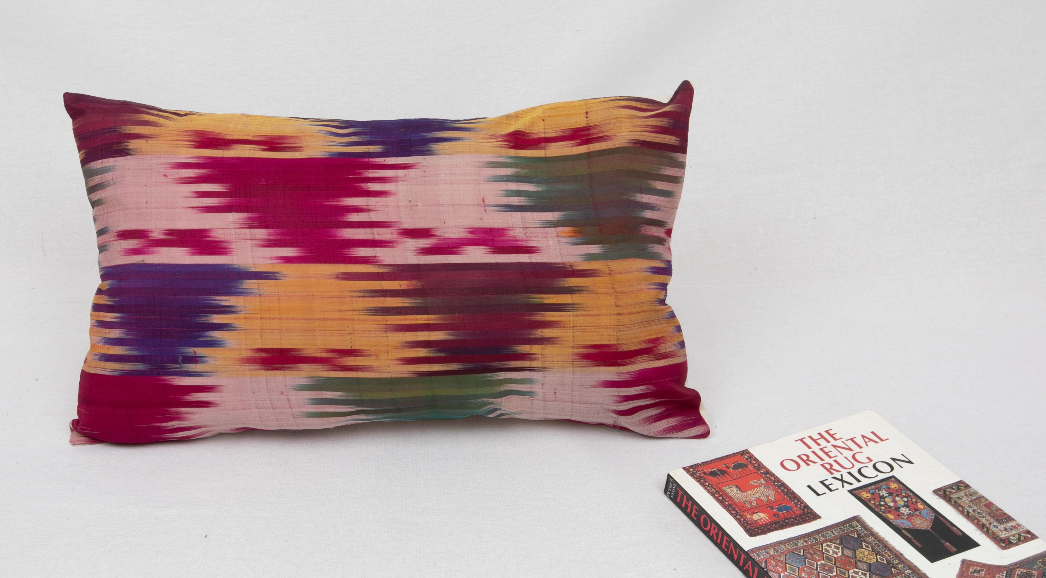 Antique Silk Ikat Pillow Cover, Uzbekistan, 1900s In Good Condition For Sale In Istanbul, TR