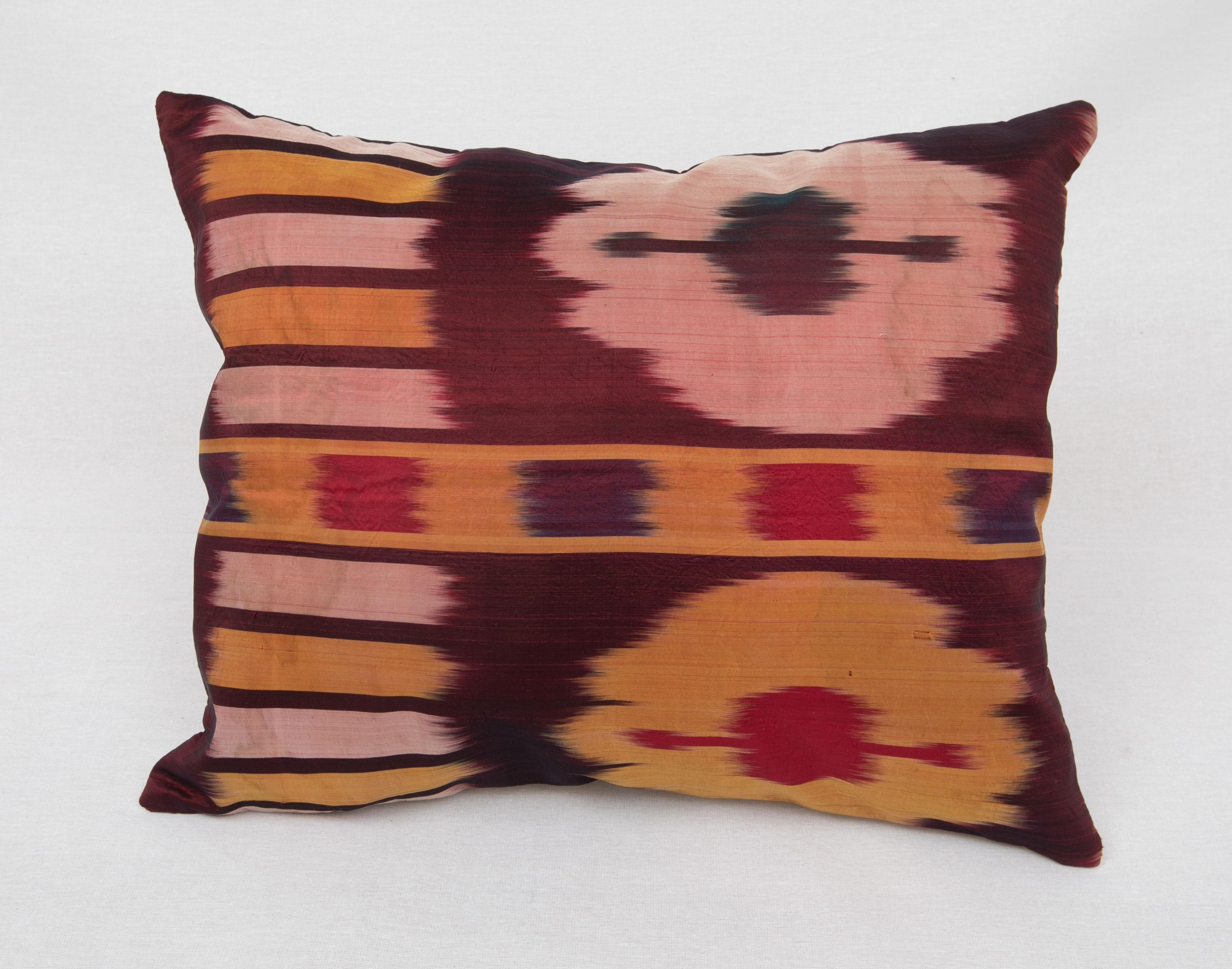 Antique Silk Ikat Pillow Cover, Uzbekistan, 1900s In Good Condition For Sale In Istanbul, TR