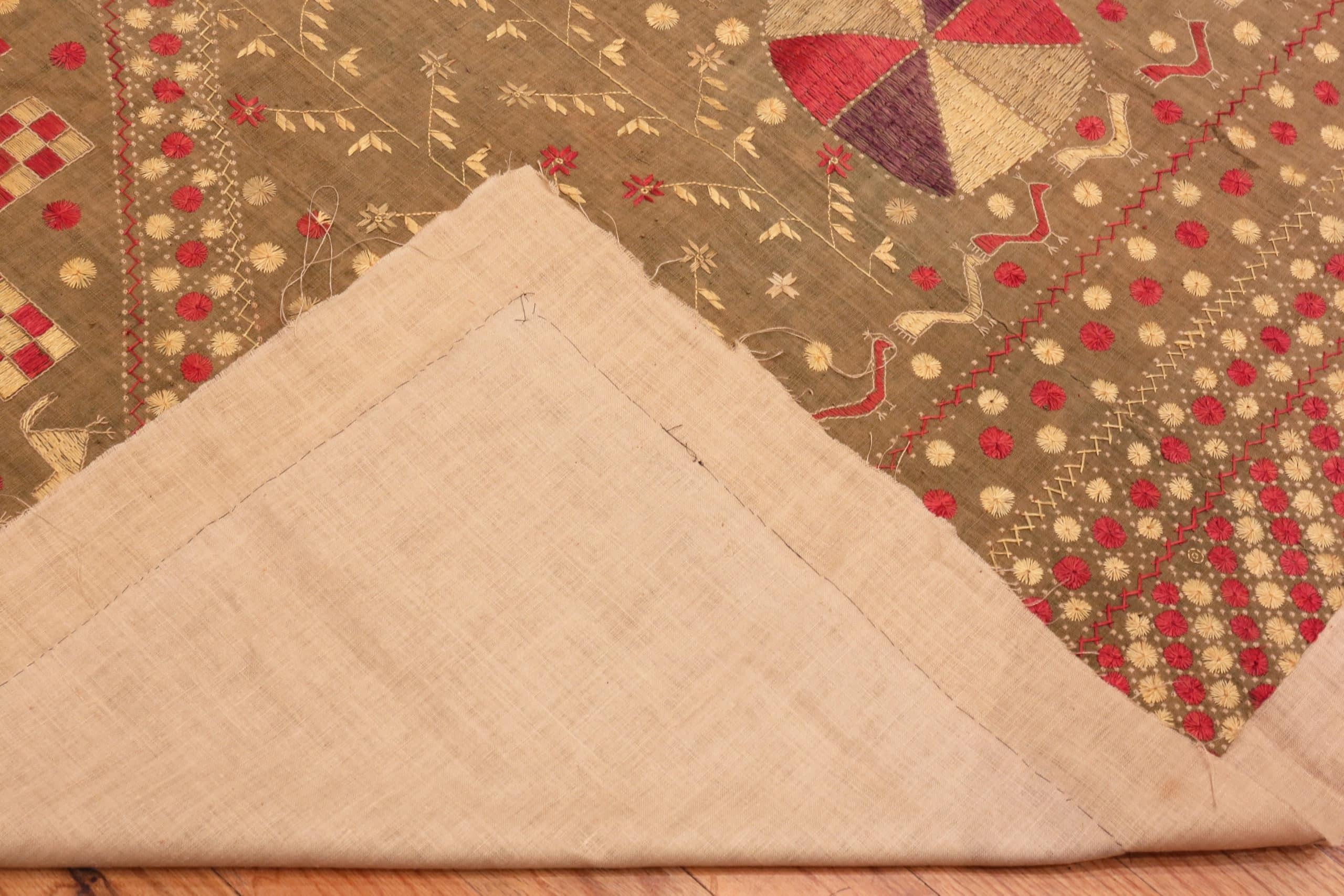 Broderie indienne en soie ancienne. Taille : 4 pieds x 7 pieds 2 po. en vente 2
