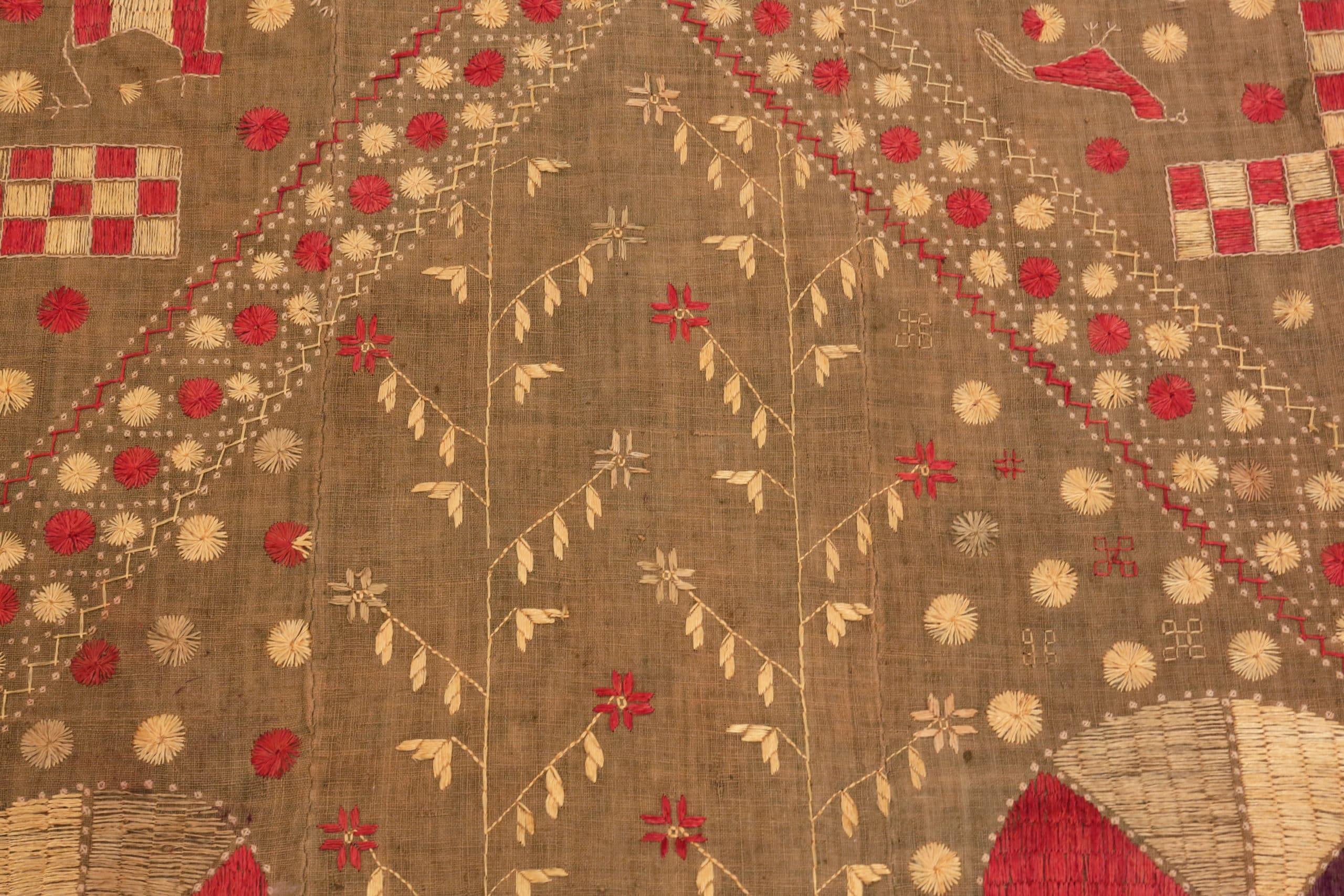 XIXe siècle Broderie indienne en soie ancienne. Taille : 4 pieds x 7 pieds 2 po. en vente