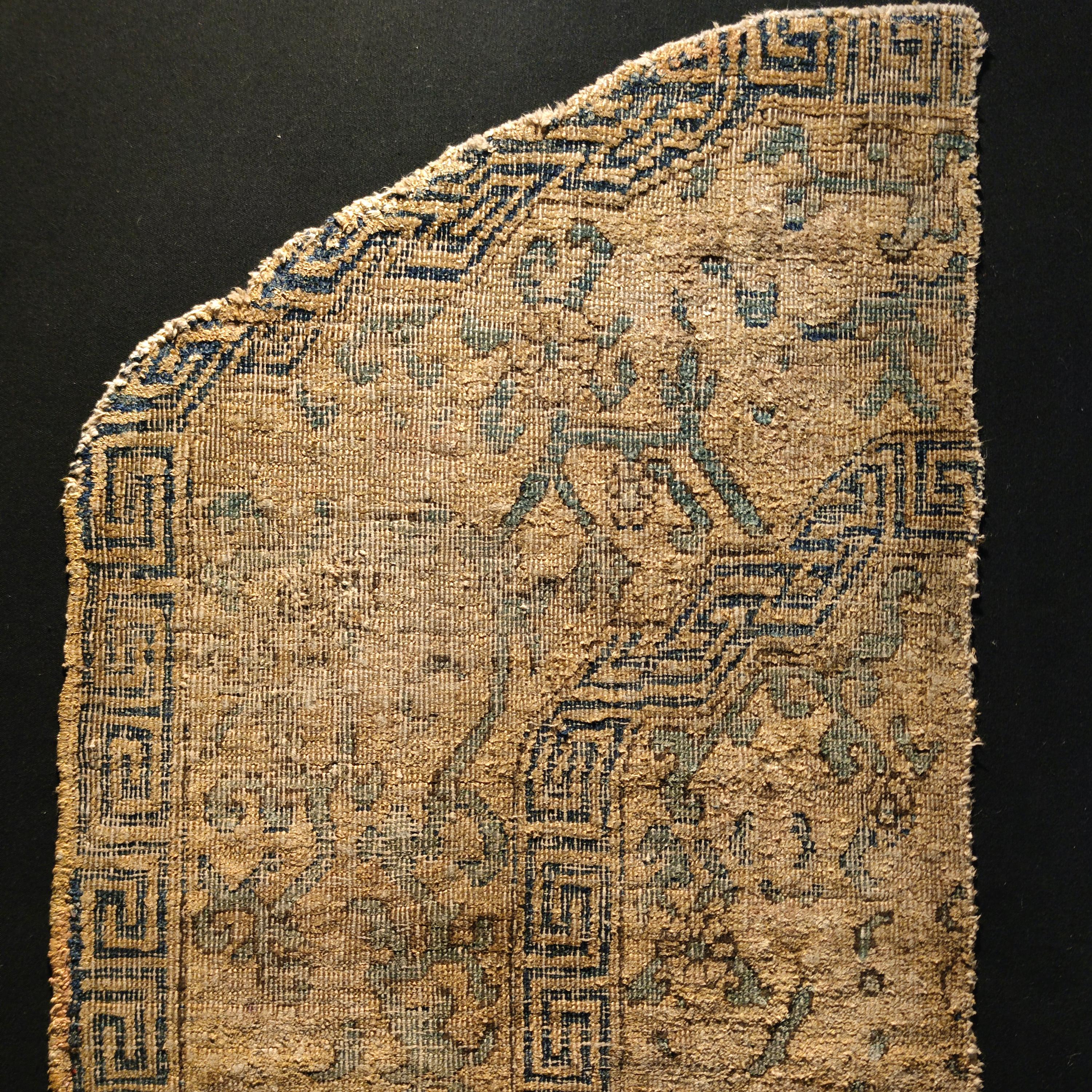 Fragmento de alfombra antigua de seda para cubrir el trono de Kashgar Anudado a mano en venta