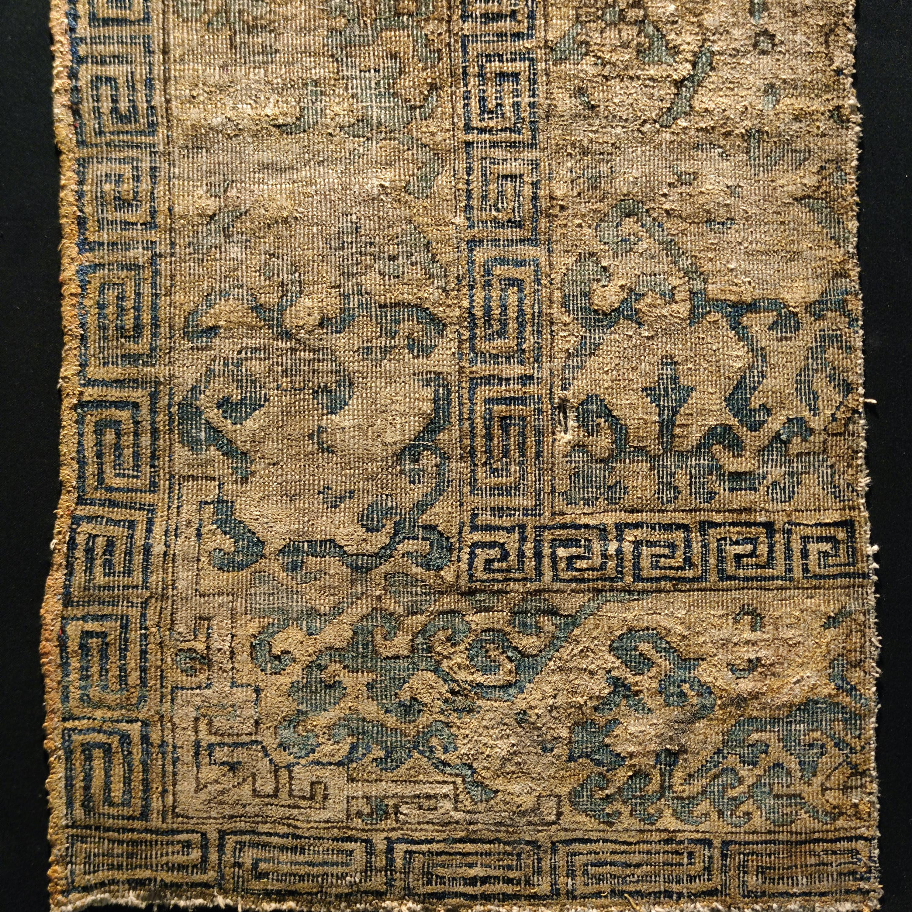 Antique Silk Kashgar Throne Cover Rug Fragment In Good Condition For Sale In Milan, IT