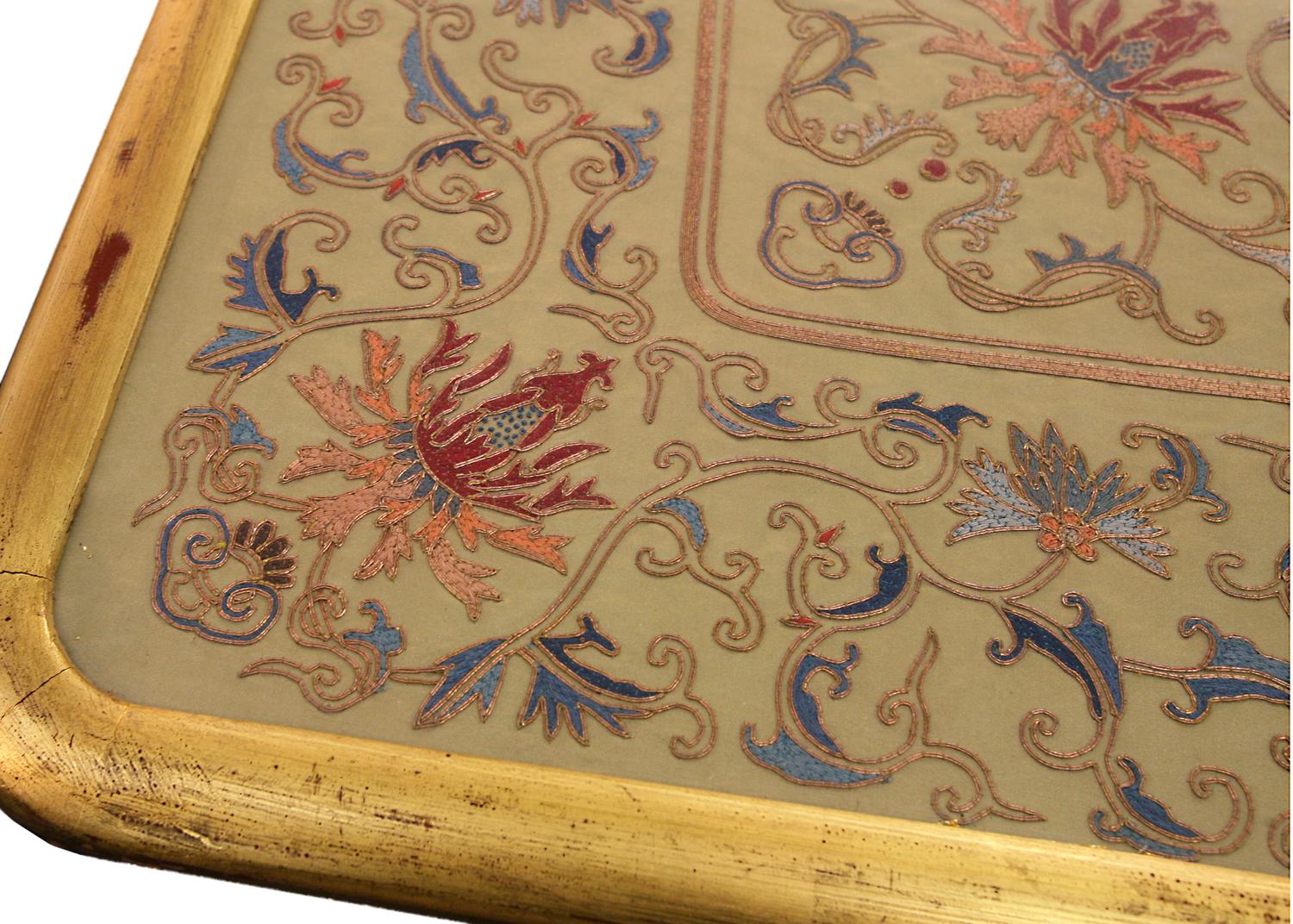 Autre Textile chinois ancien en soie et métal, couleur de fond beige, fin du 19e siècle en vente
