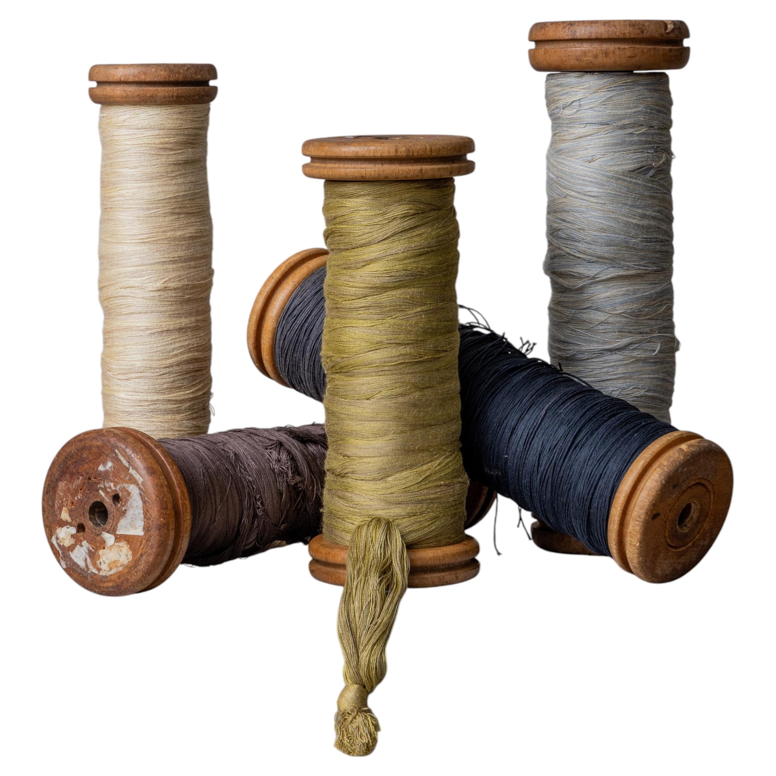 Bobinas de madera antiguas de una antigua fábrica de seda de Lyon en venta