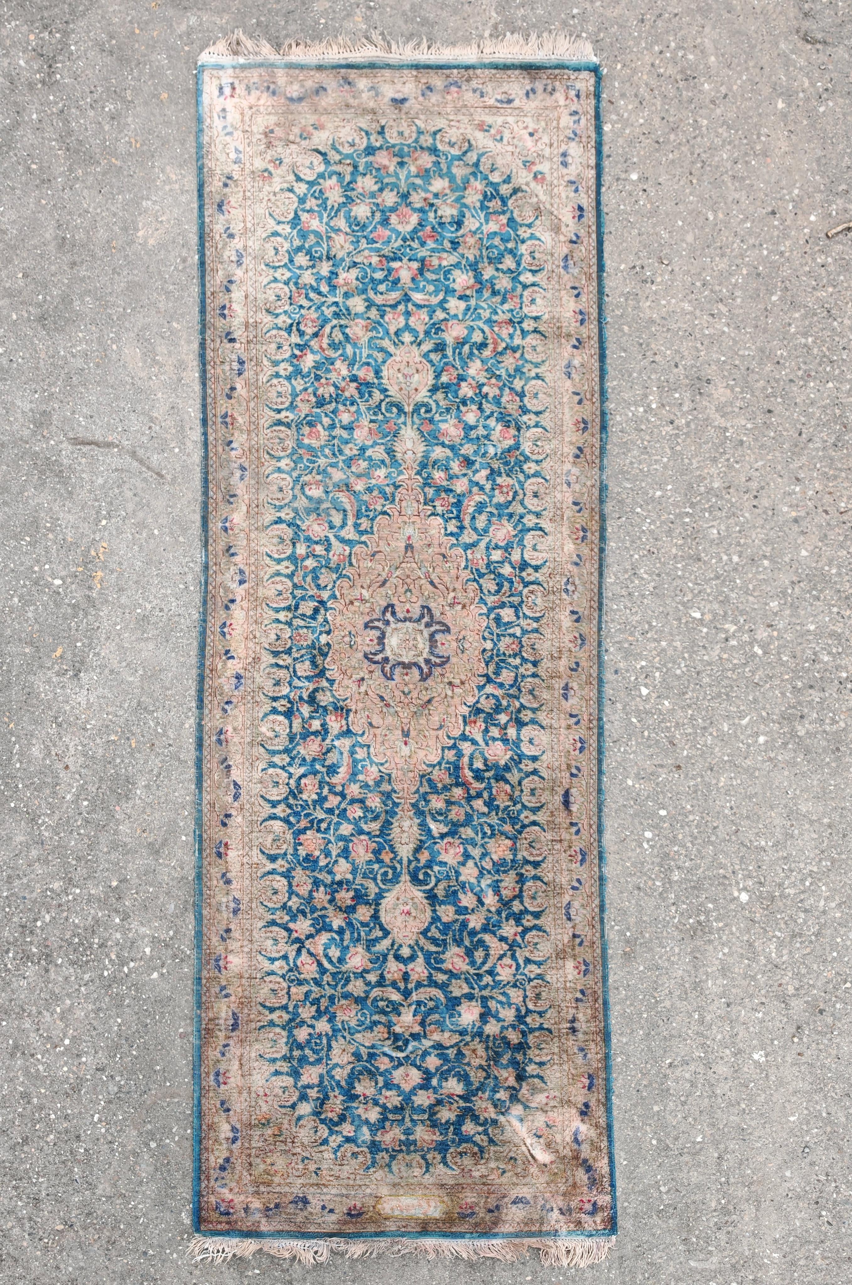 Antiker Seide auf Seide Kleiner Kerman Läufer, handgeknüpft in den 1940er Jahren im Angebot 4