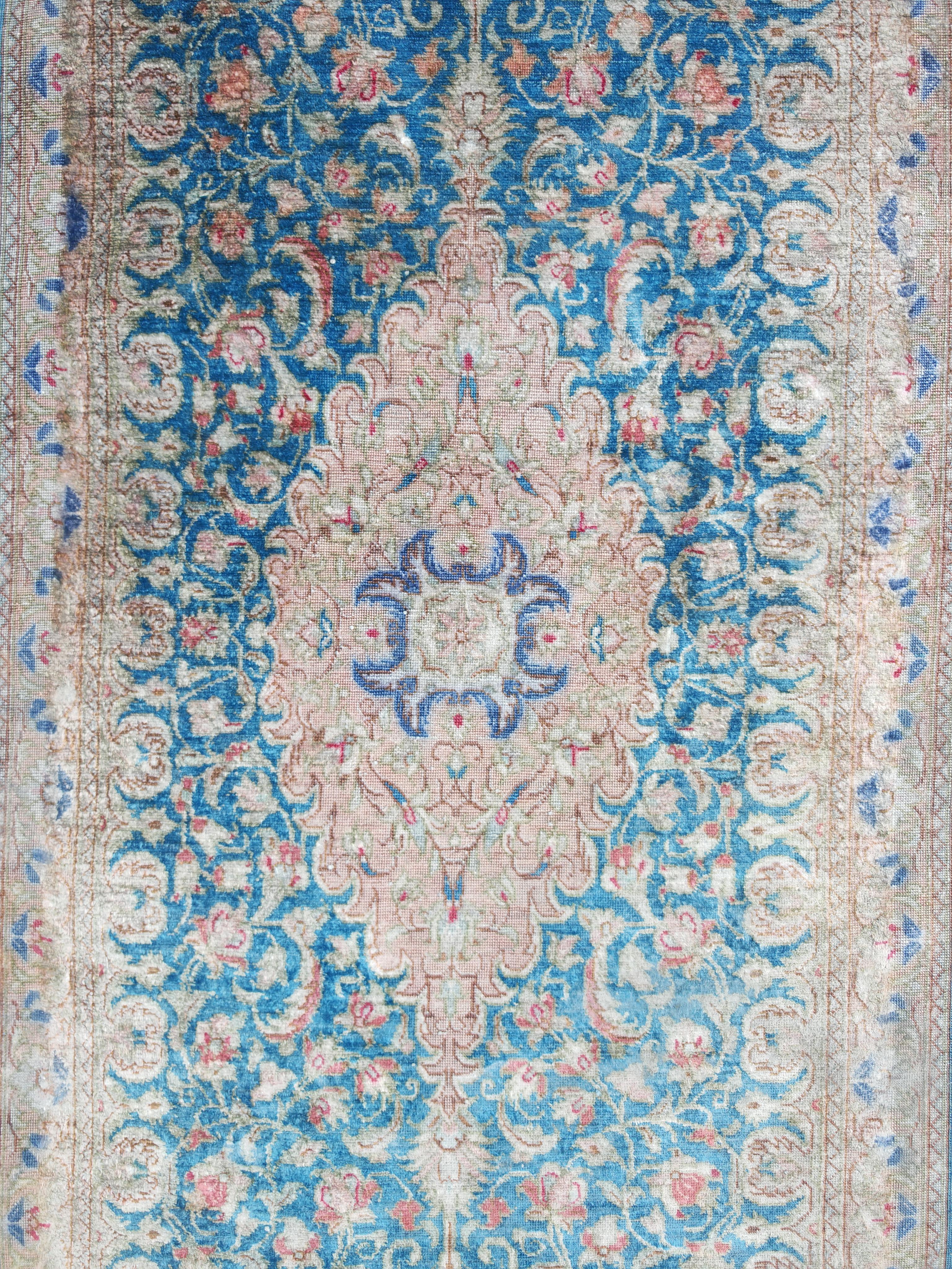 Antiker Seide auf Seide Kleiner Kerman Läufer, handgeknüpft in den 1940er Jahren im Angebot 6