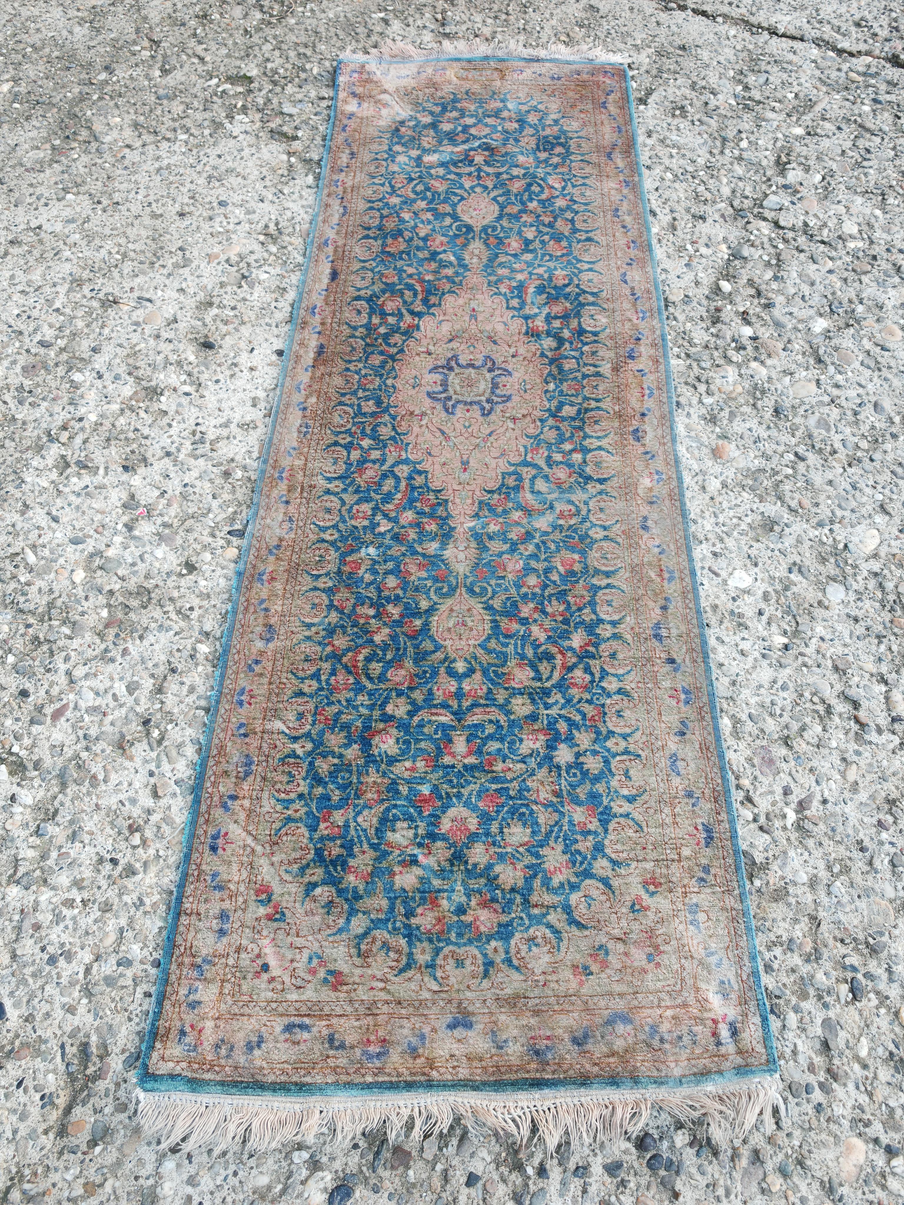 In diesem Angebot finden Sie eine wunderschöne kleine Antike handgeknüpfte Seide Läufer Teppich in fabelhaften Farben zu finden. Der Teppich zeichnet sich durch ein klassisches Muster mit einem dominanten zentralen Medaillon und detaillierten