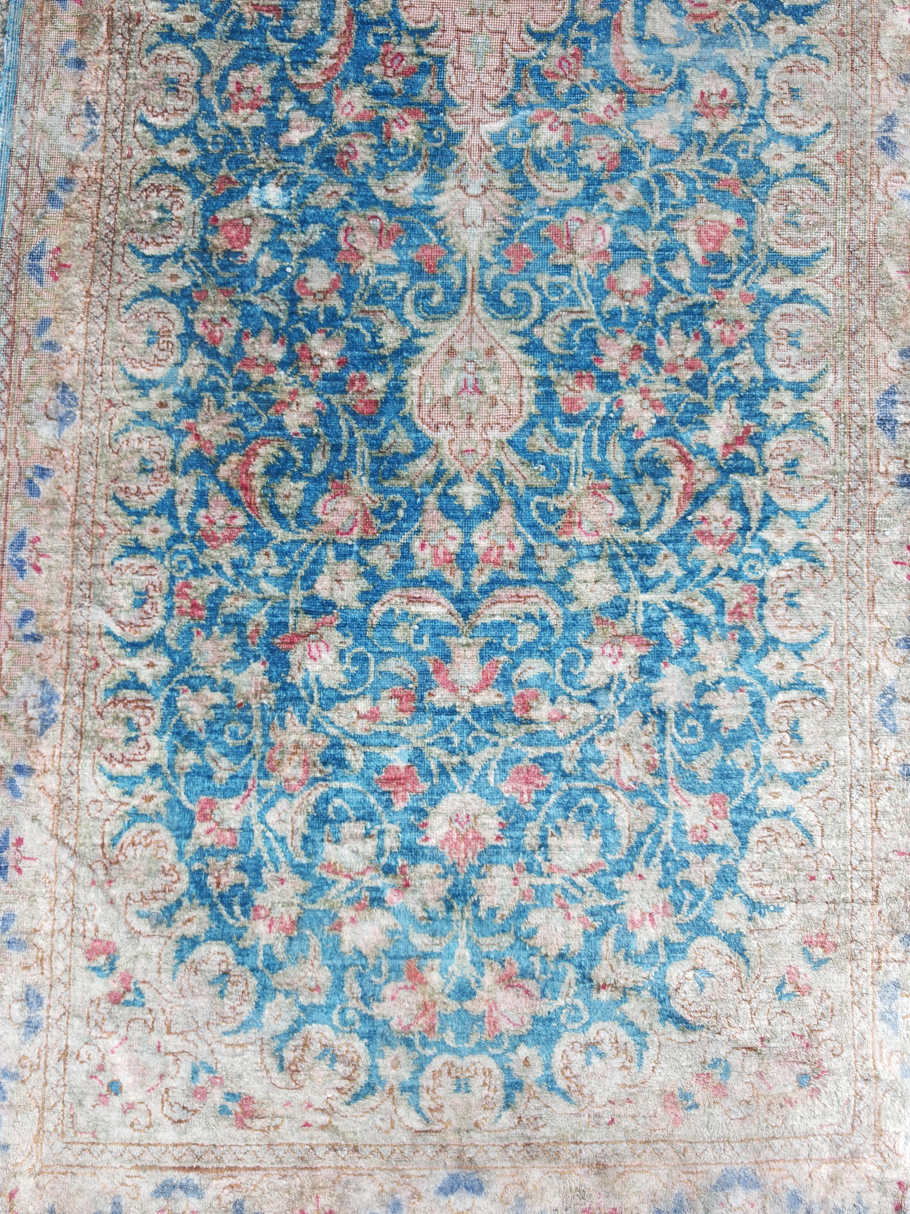 Antiker Seide auf Seide Kleiner Kerman Läufer, handgeknüpft in den 1940er Jahren (Stammeskunst) im Angebot