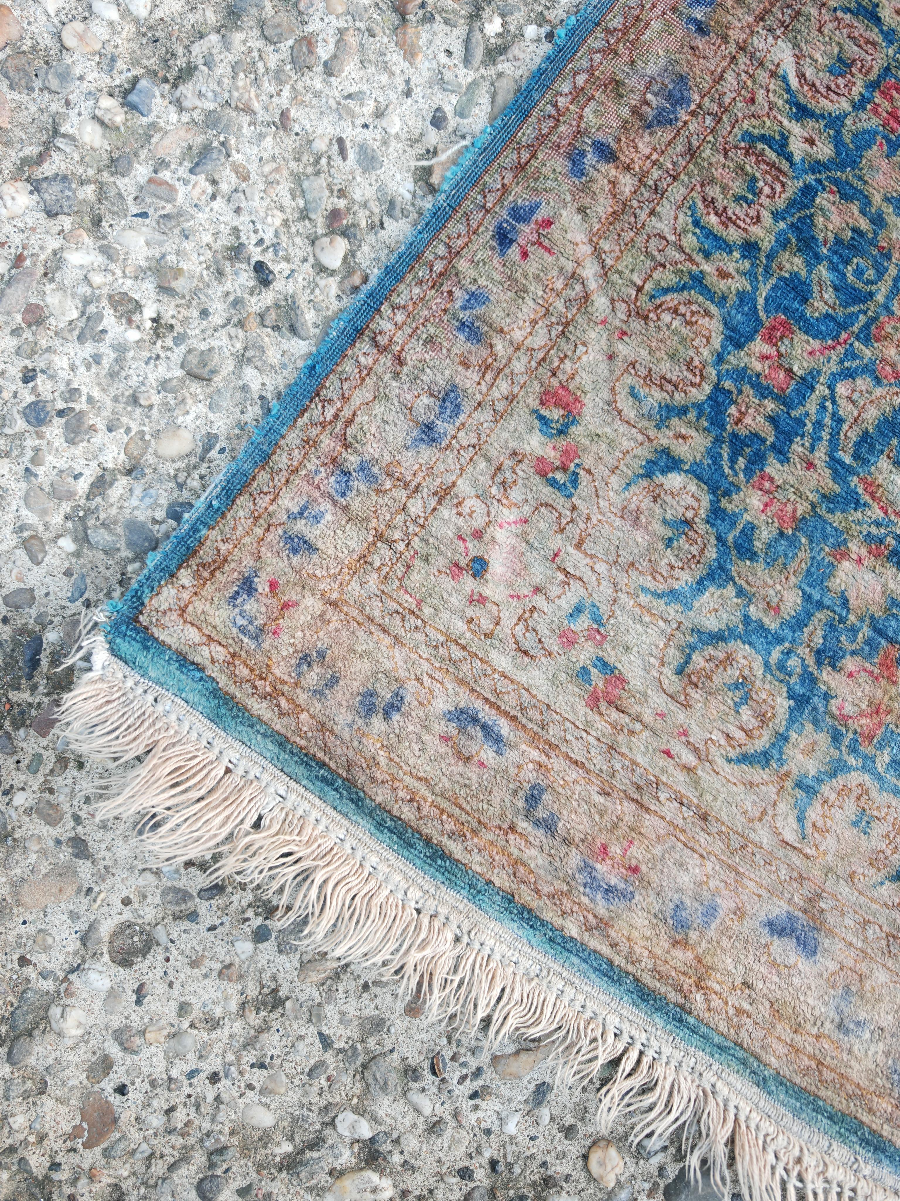 Antiker Seide auf Seide Kleiner Kerman Läufer, handgeknüpft in den 1940er Jahren (Westasiatisch) im Angebot