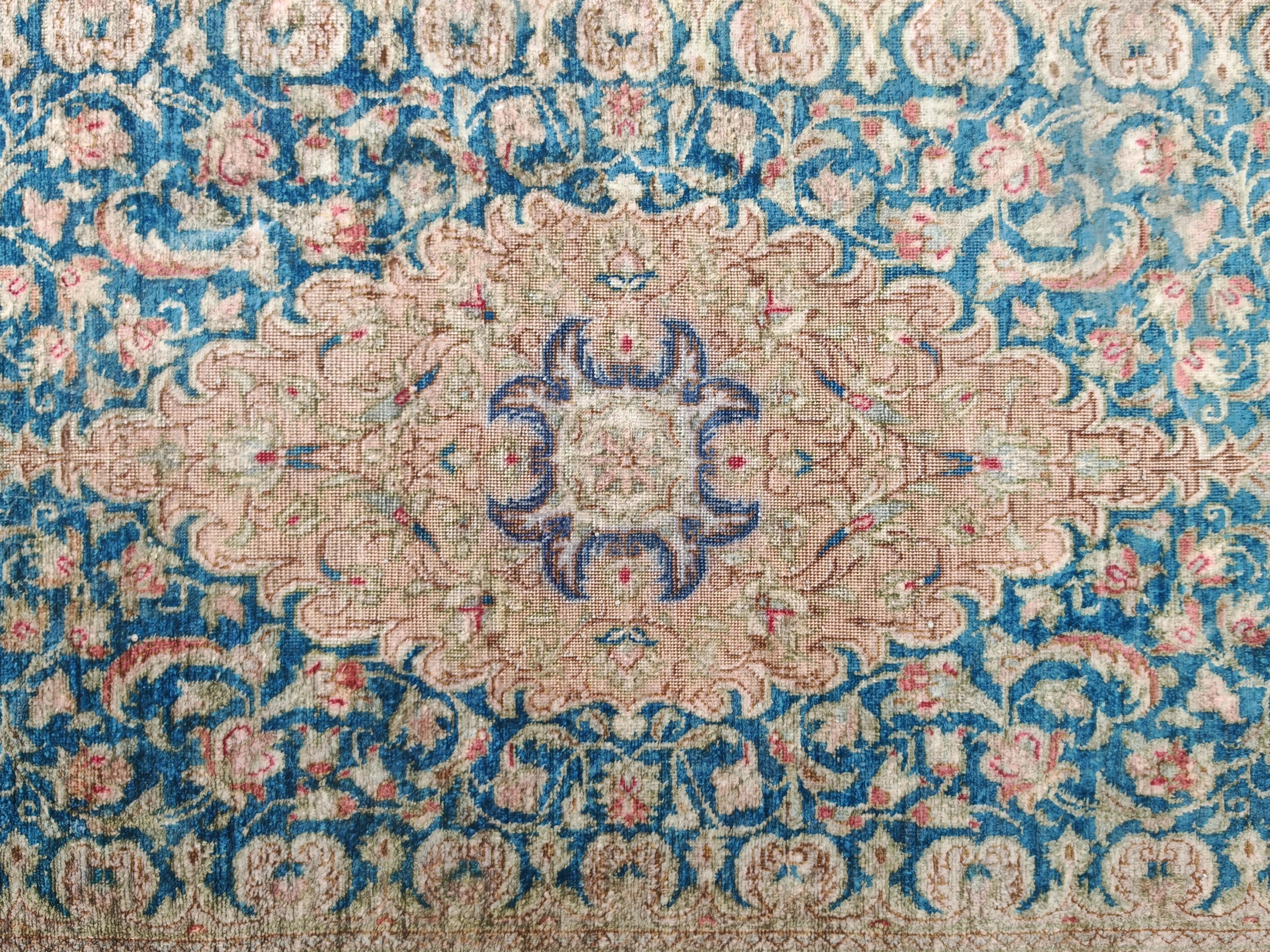 Antiker Seide auf Seide Kleiner Kerman Läufer, handgeknüpft in den 1940er Jahren im Zustand „Gut“ im Angebot in Beograd, RS