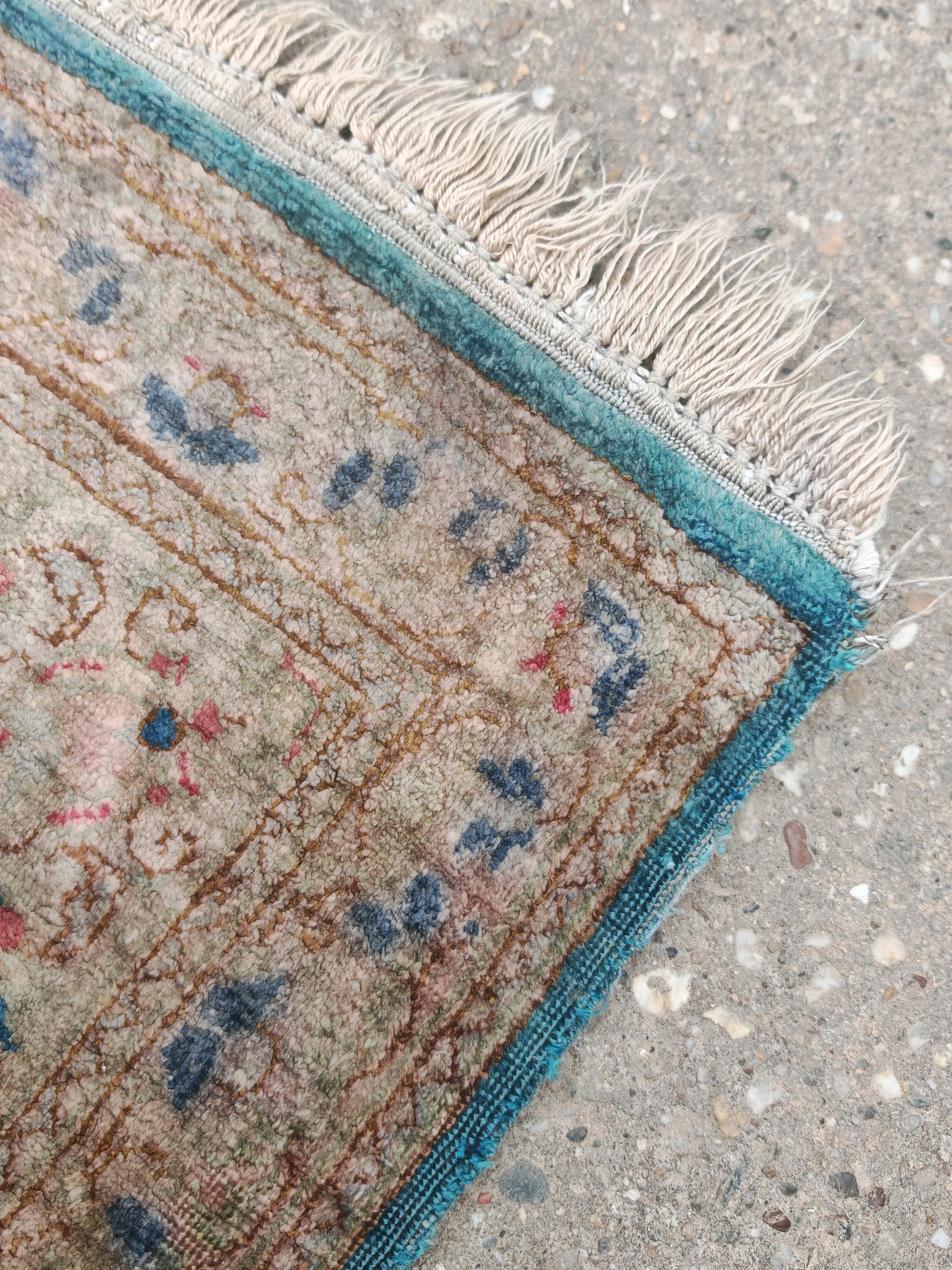 Antiker Seide auf Seide Kleiner Kerman Läufer, handgeknüpft in den 1940er Jahren im Angebot 1