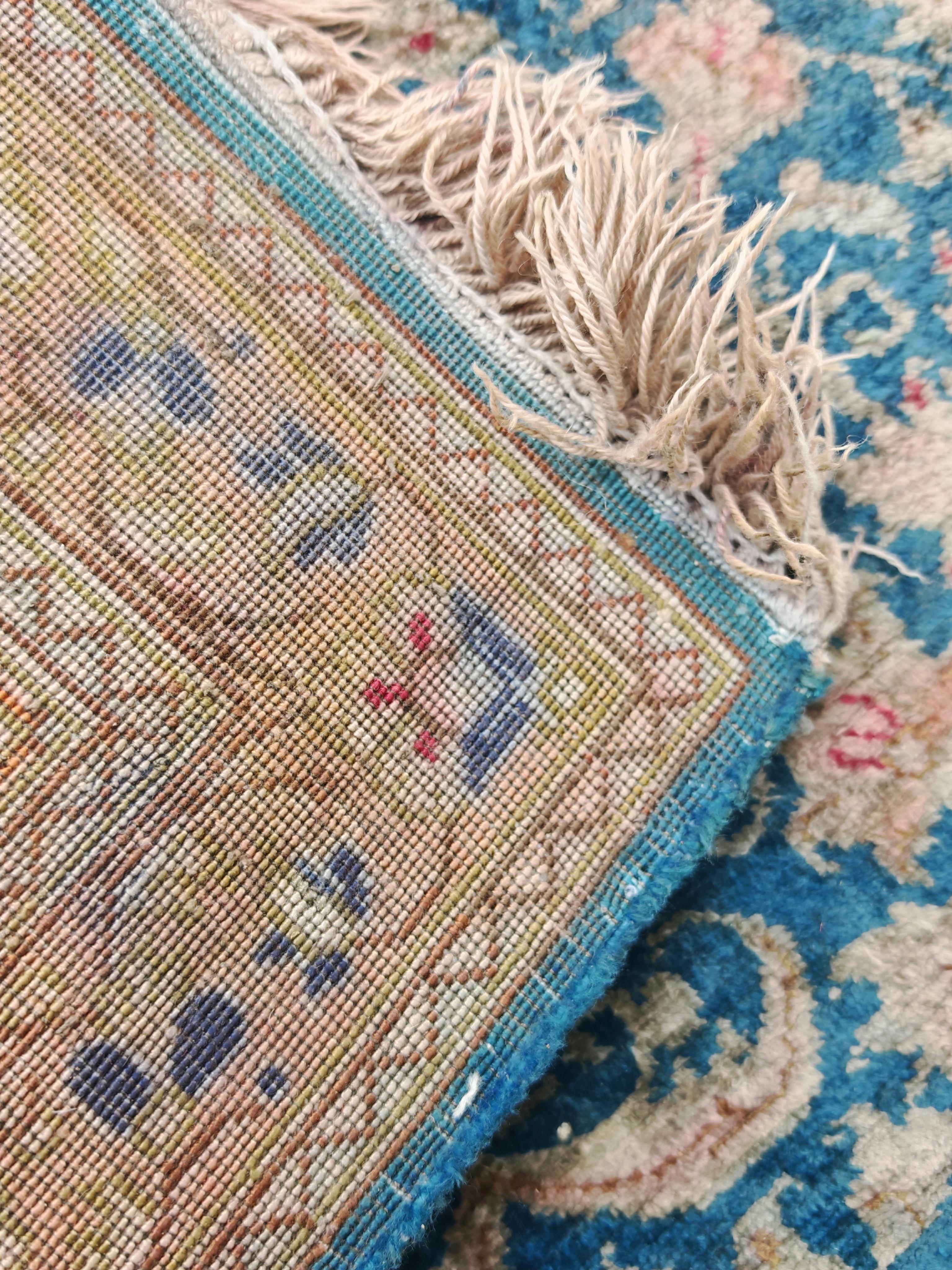 Antiker Seide auf Seide Kleiner Kerman Läufer, handgeknüpft in den 1940er Jahren im Angebot 3