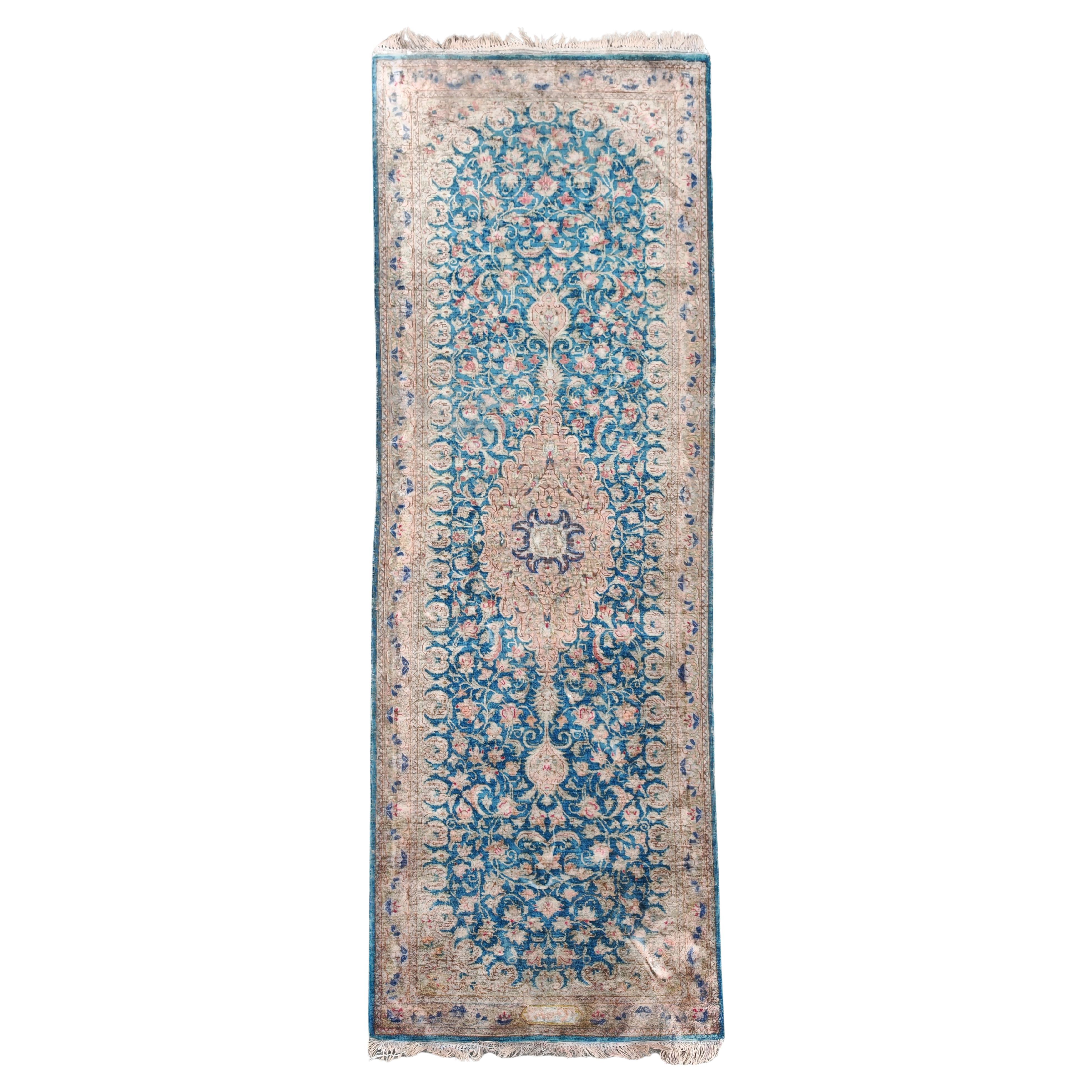 Antiker Seide auf Seide Kleiner Kerman Läufer, handgeknüpft in den 1940er Jahren im Angebot