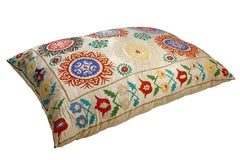 Cuscino antico ricamato in seta Suzani e riempito di piume Nature