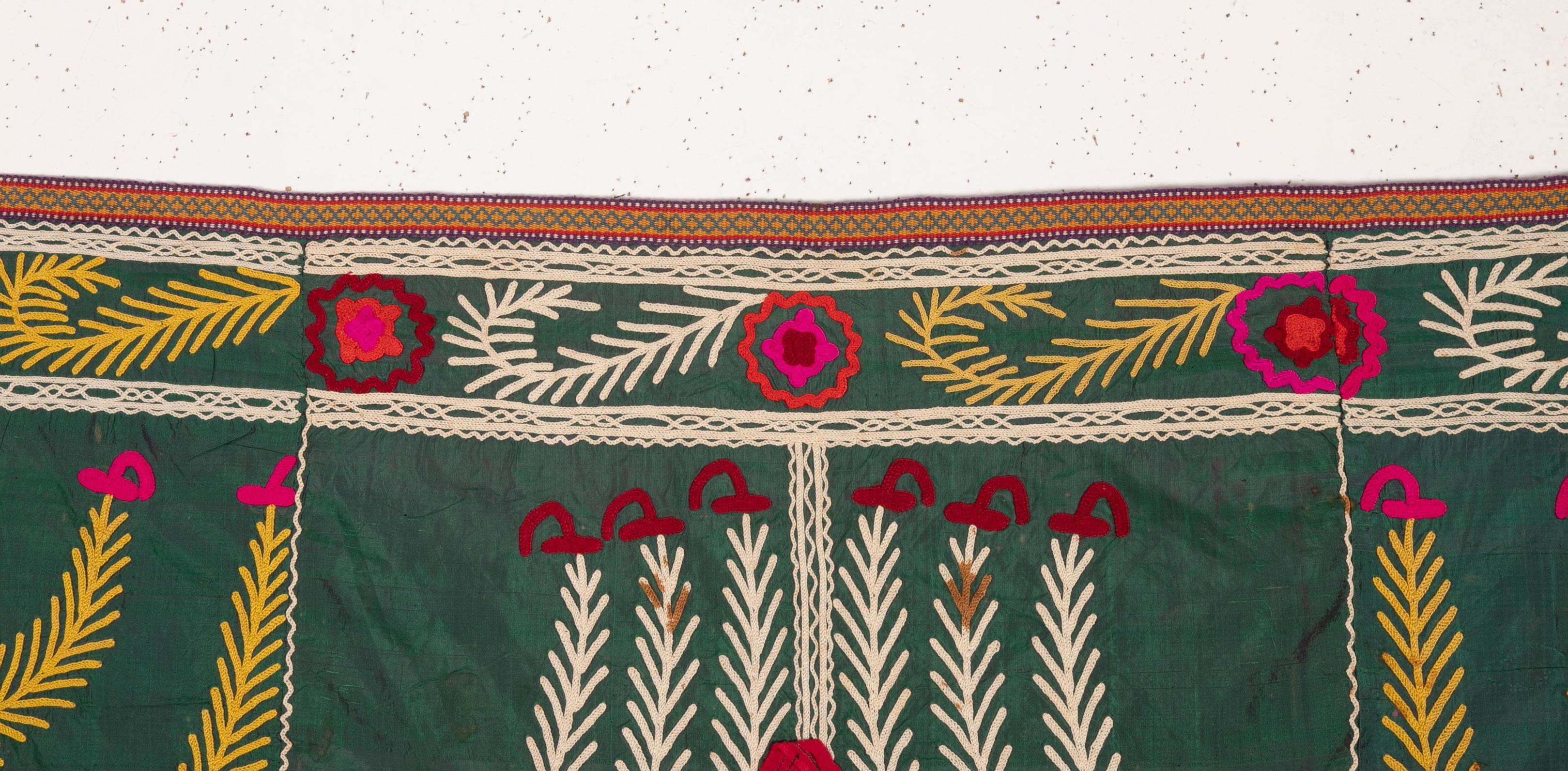Antike Seiden Suzani aus Usbekistan, Zentralasien, 1900er Jahre (Bestickt) im Angebot