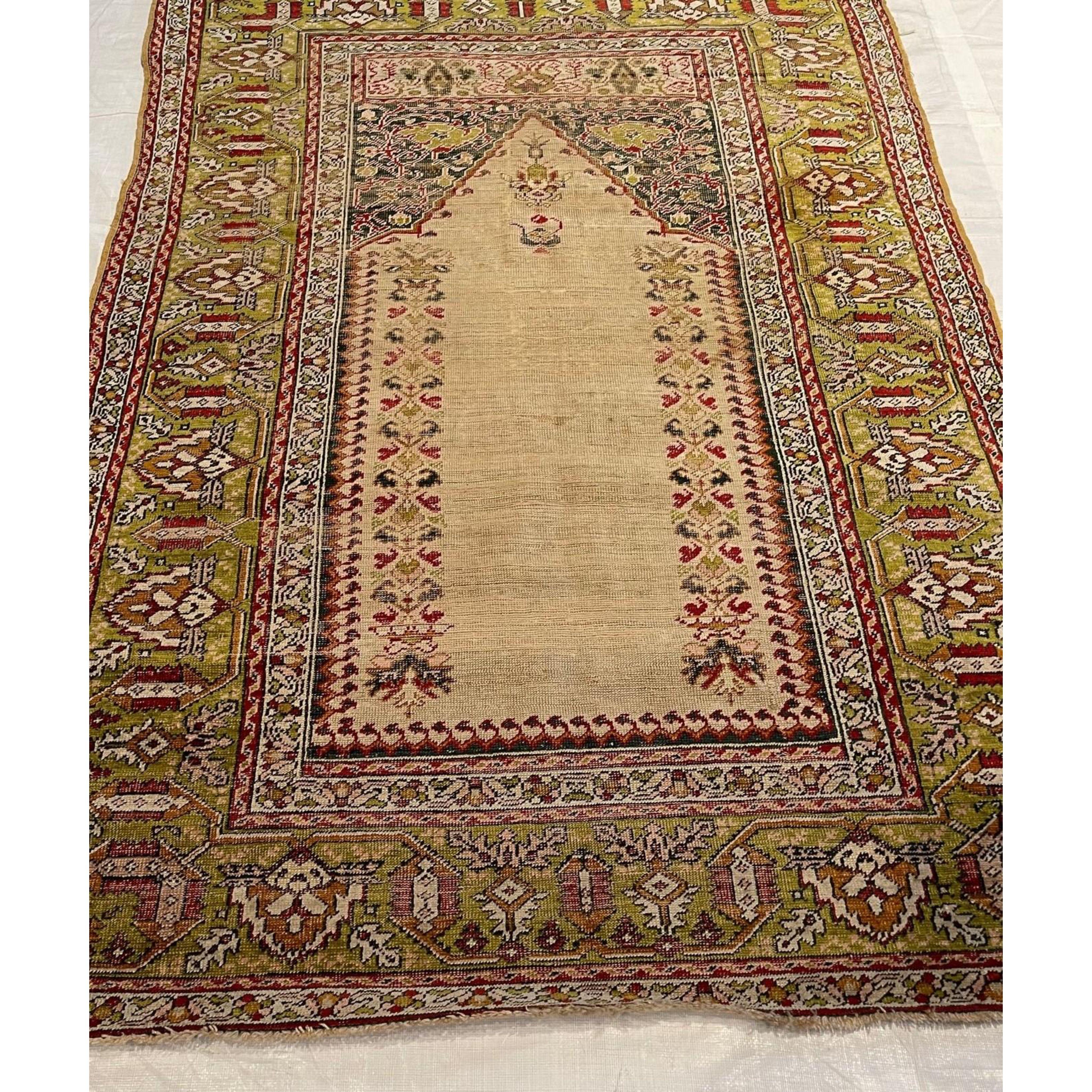 Türkische Teppiche (auch als anatolische Teppiche bezeichnet) sind wohl die Teppiche, mit denen alles begann. Diese Teppiche gehörten zu der ersten Welle von antiken Orientteppichen, die nach Europa exportiert wurden. Die alten türkischen Teppiche