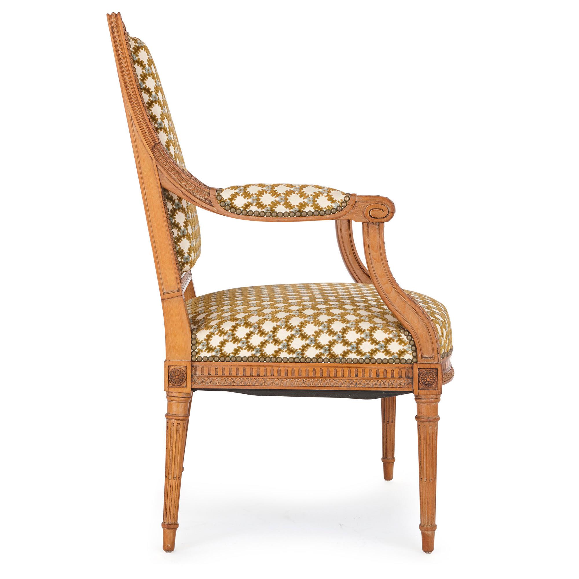 Dieser Sessel ist ein feines Stück Handwerkskunst, vollendet von dem wohl bedeutendsten Handwerker des späten 19. und frühen 20. Jahrhunderts, François Linke. Die Rückenlehne des Stuhls ist mit 