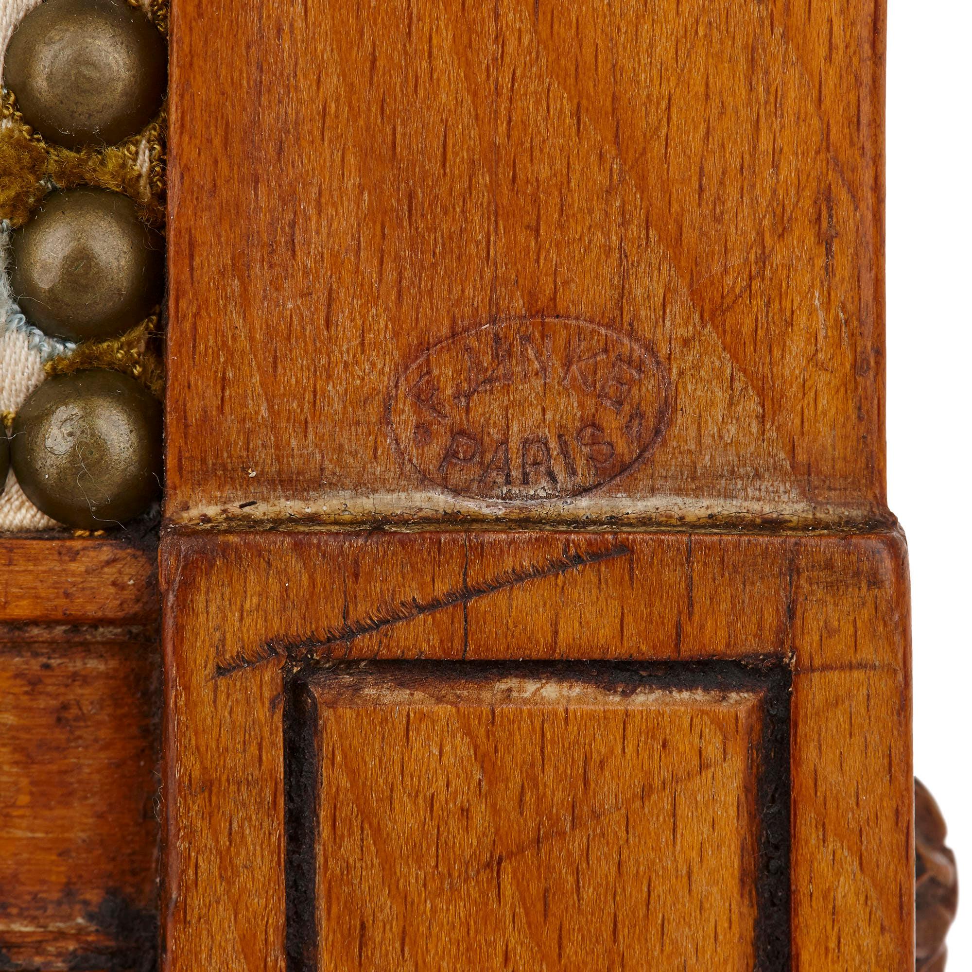 Soie Fauteuil ancien en bois de hêtre tapissé de soie par Linke en vente