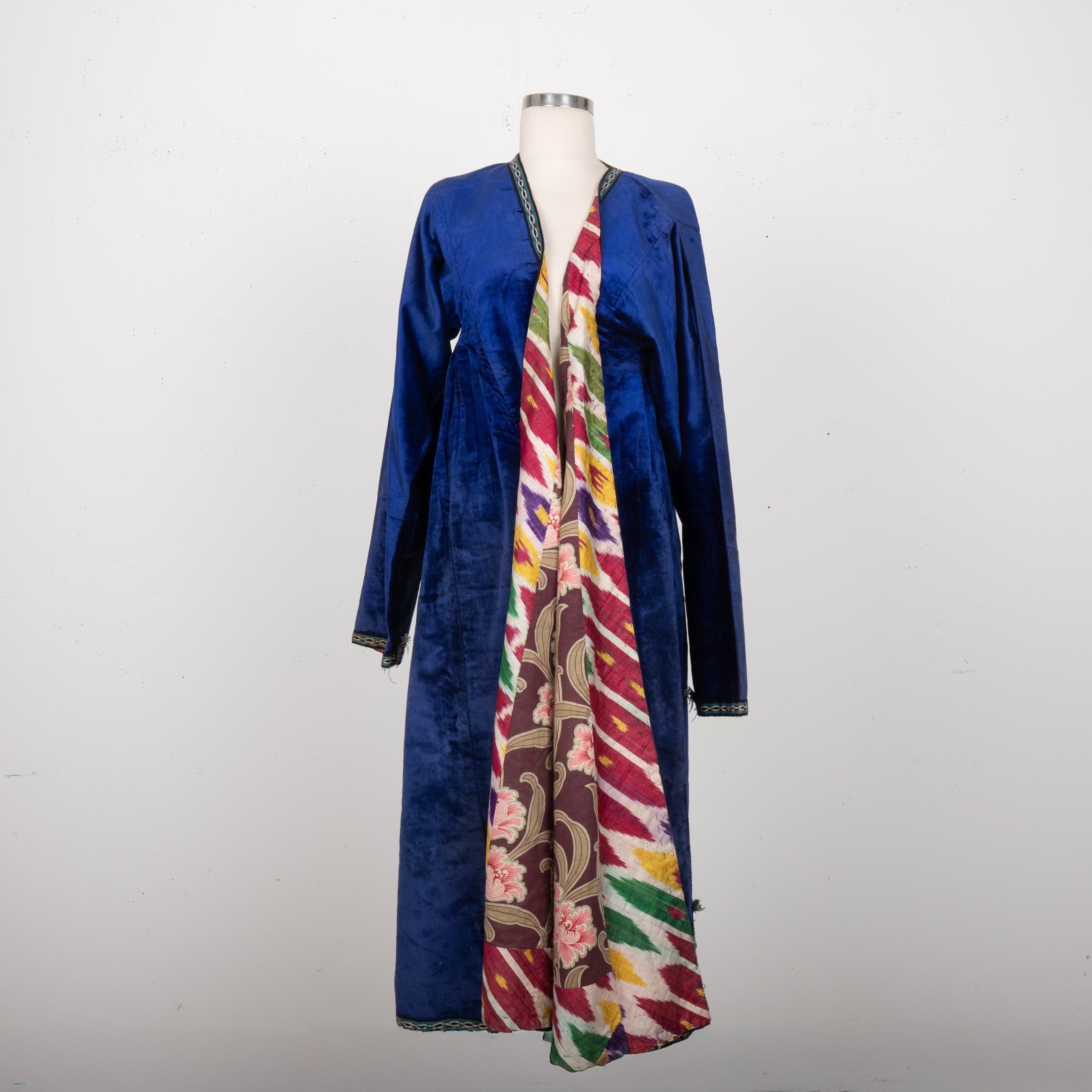 Chapan ancien en velours de soie, A.I.C., début du 20e C. en vente 2