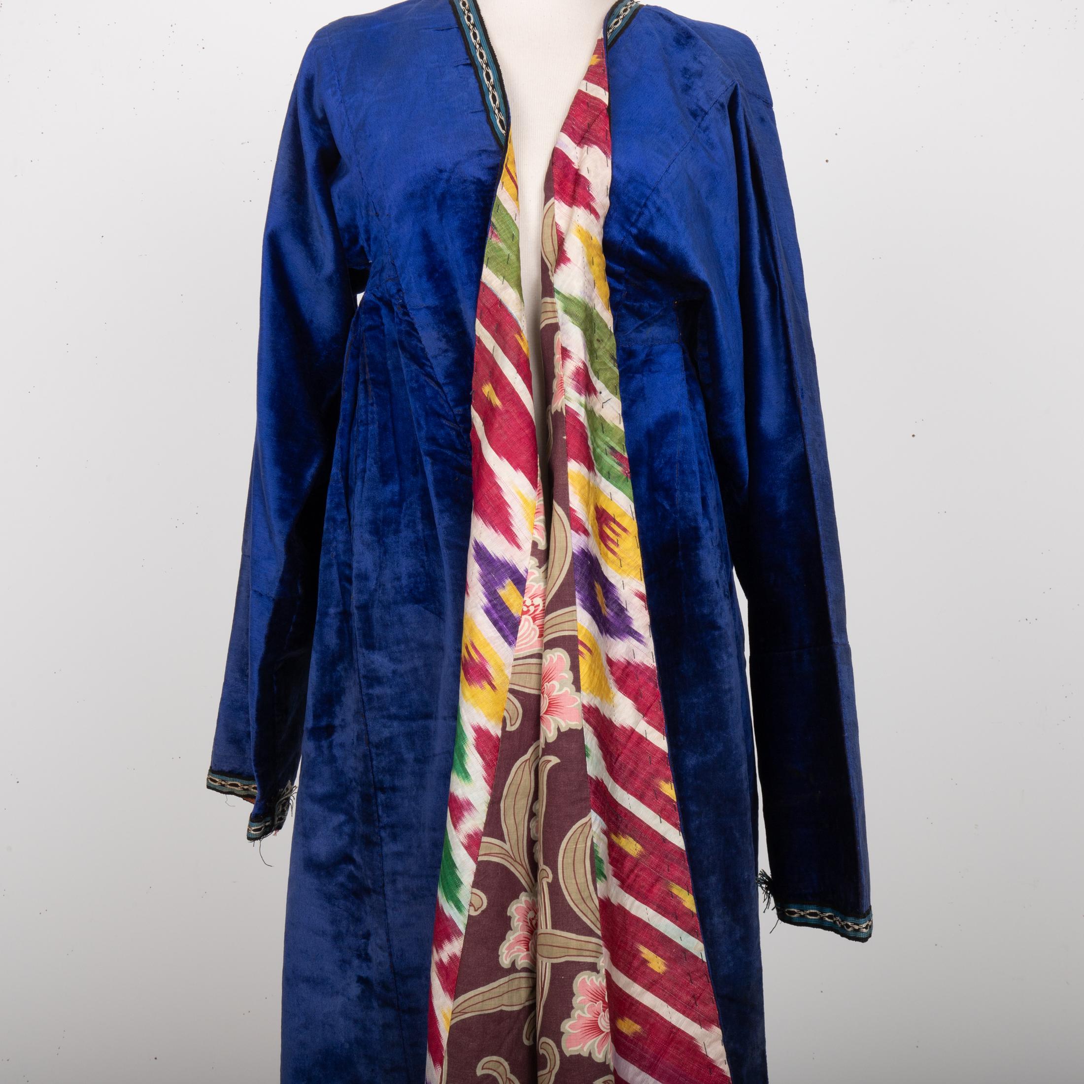 Chapan ancien en velours de soie, A.I.C., début du 20e C. en vente 3