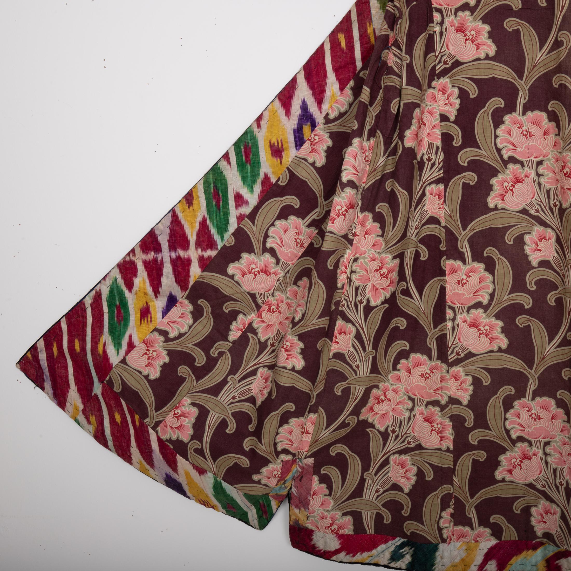 Chapan ancien en velours de soie, A.I.C., début du 20e C. en vente 1