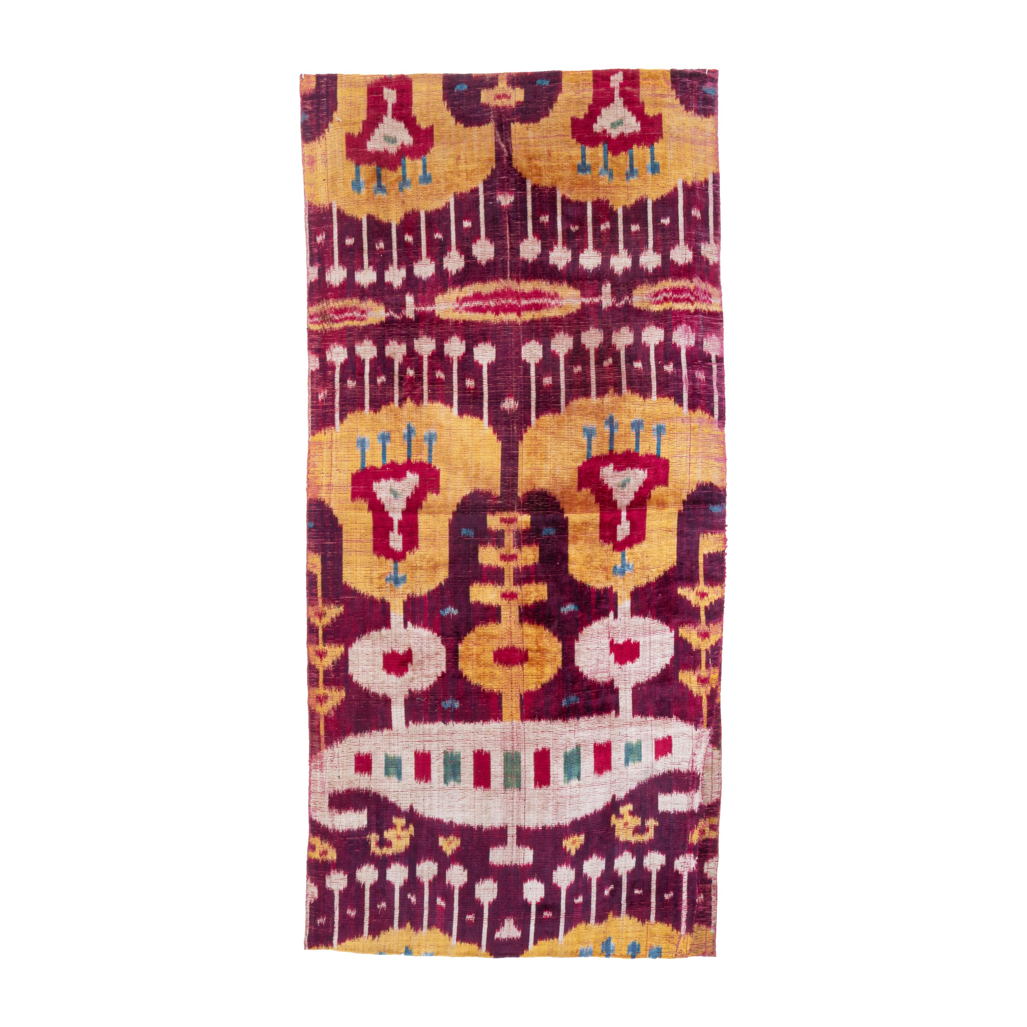 Dies ist ein usbekisches Samt-Ikat-Fragment aus dem dritten Quartal des 19. Jahrhunderts. Der Stapel ist vollständig vorhanden und die Farben sind perfekt.