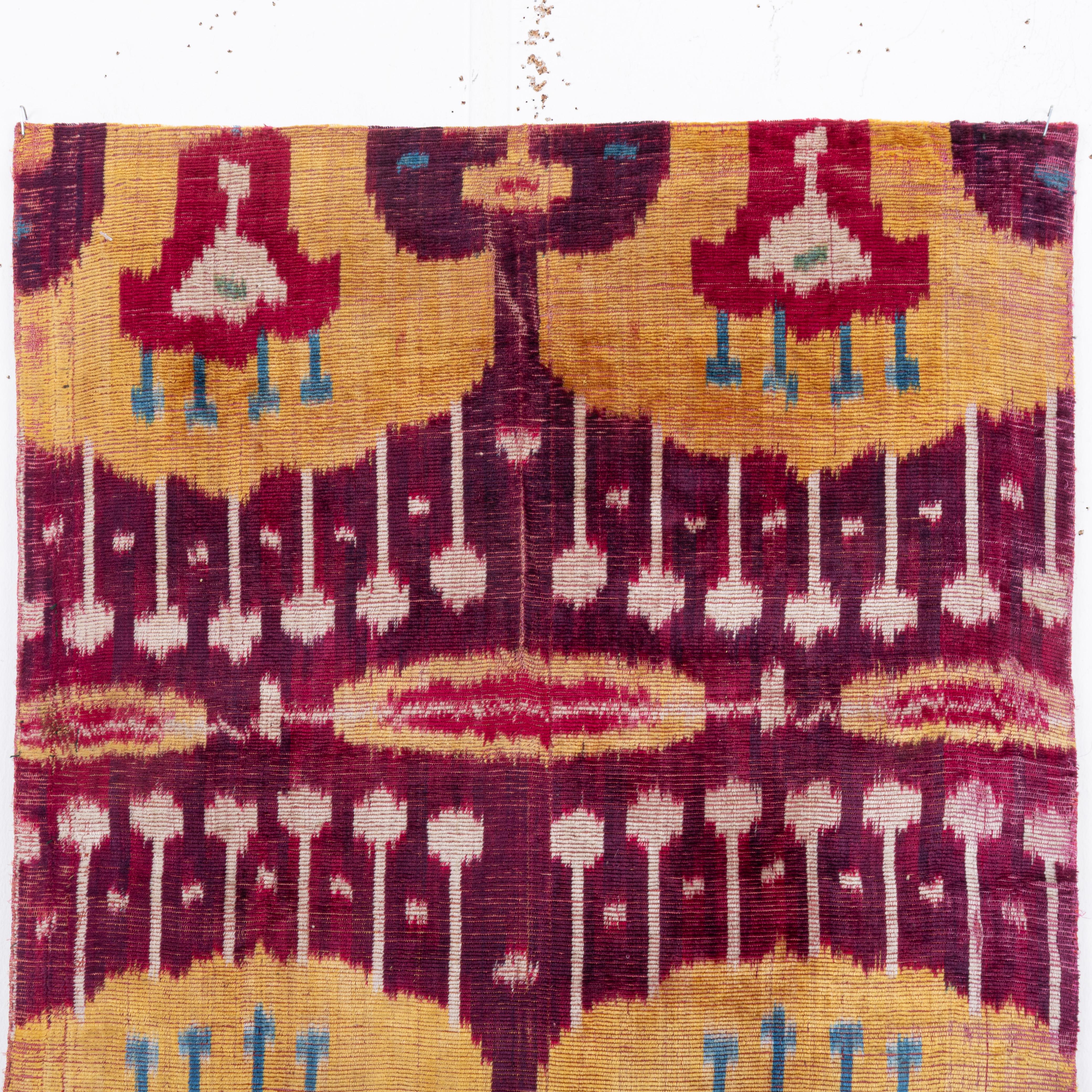 Antike Ikat-Tafel aus Seidensamt aus Ikat, Usbekistan, 19. Jahrhundert (Islamisch) im Angebot
