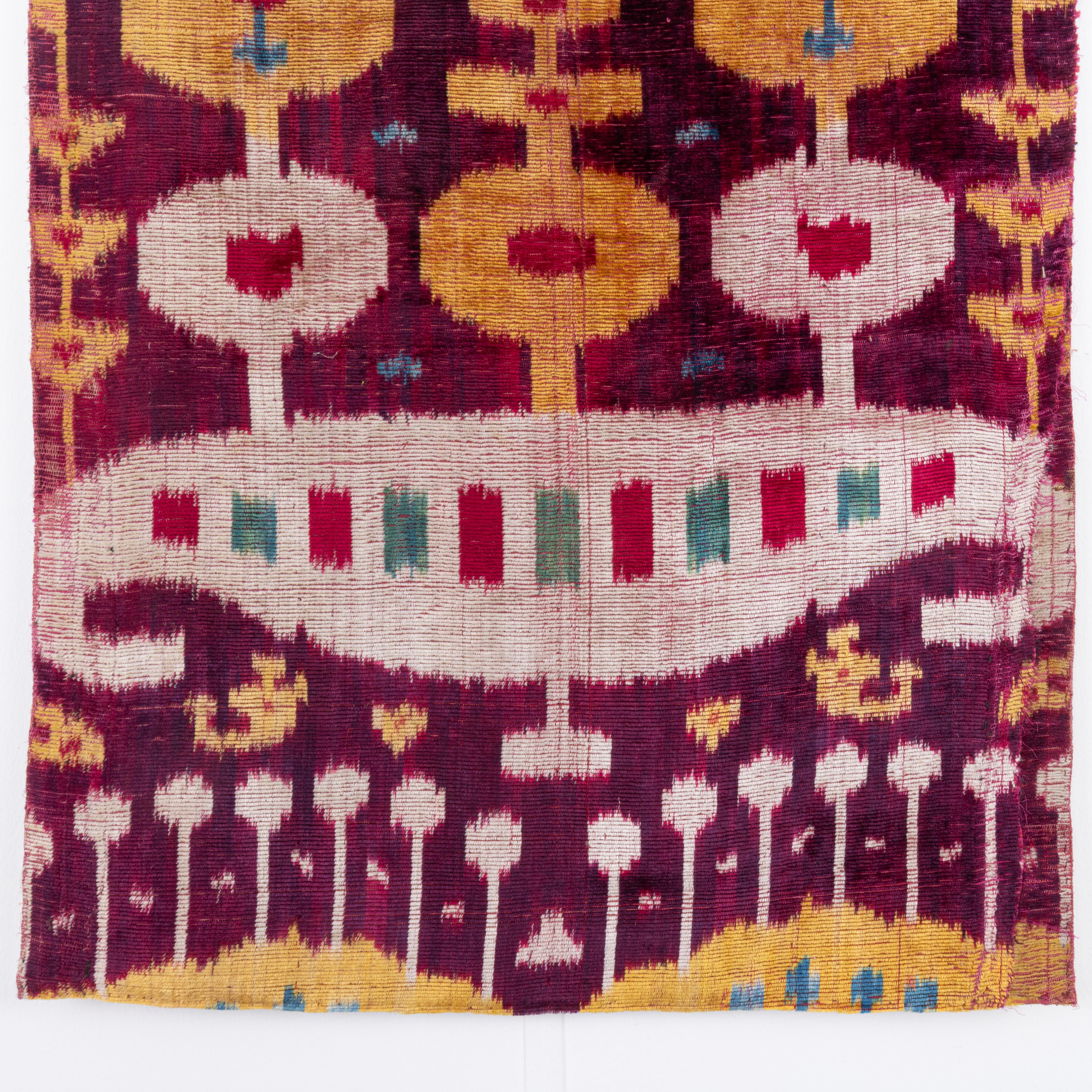 Antike Ikat-Tafel aus Seidensamt aus Ikat, Usbekistan, 19. Jahrhundert im Zustand „Relativ gut“ im Angebot in Istanbul, TR