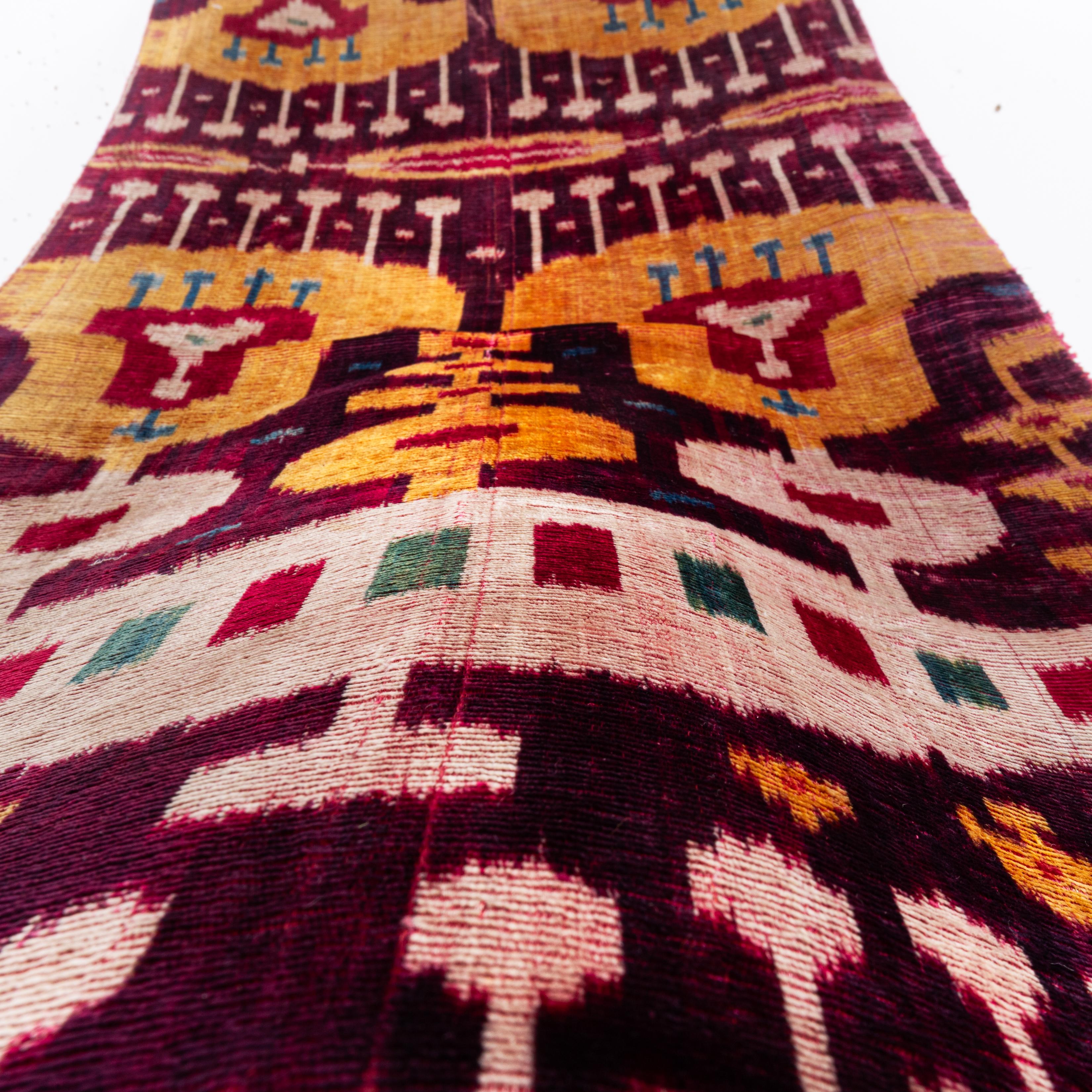 Antike Ikat-Tafel aus Seidensamt aus Ikat, Usbekistan, 19. Jahrhundert im Angebot 1