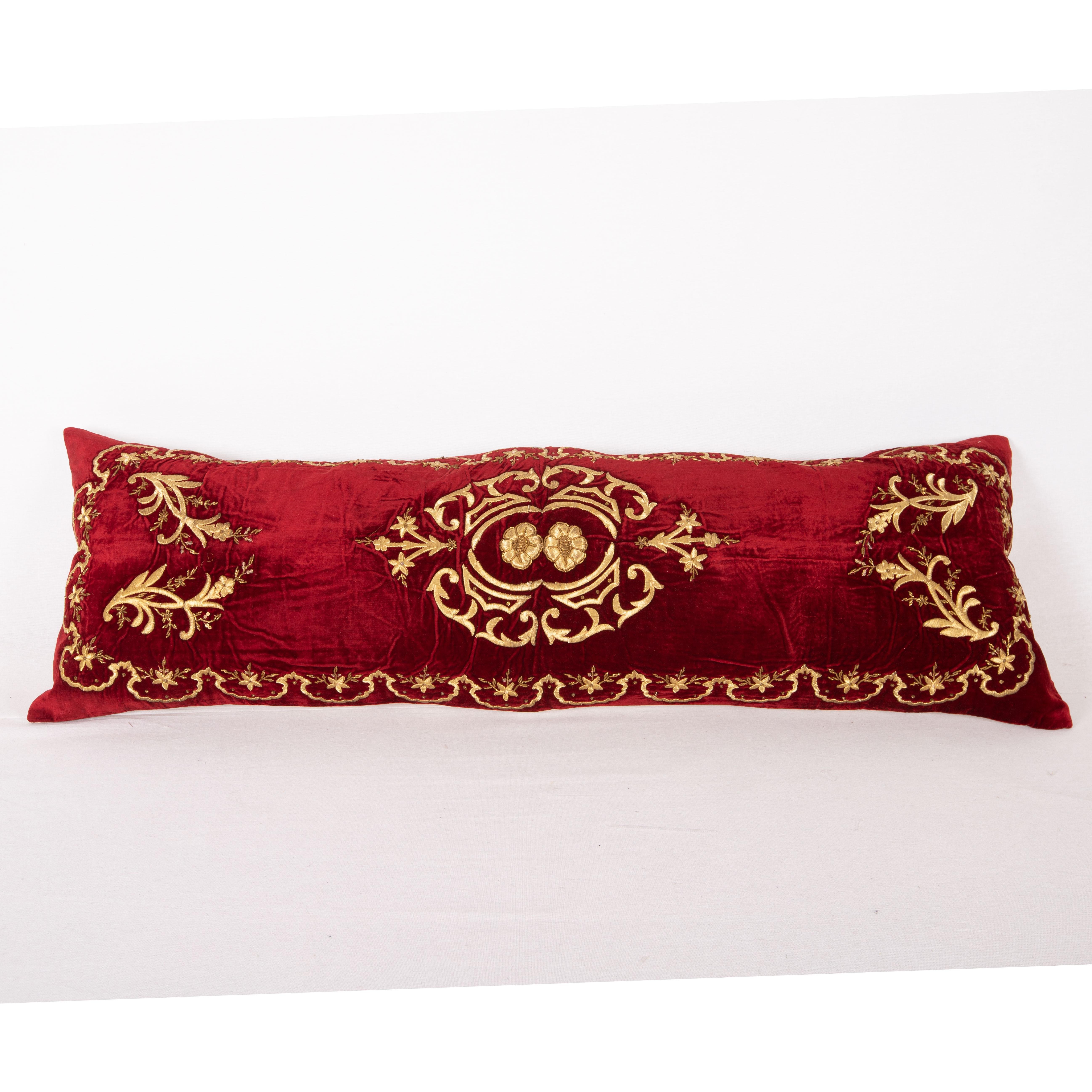 This a a very good example to silk velvet Sara pillows. It is the original size since we have just replaced the backing.

It doe not come with an insert but a bag made to the size to accommodate insert materials.
Linen in the back.
Zipper