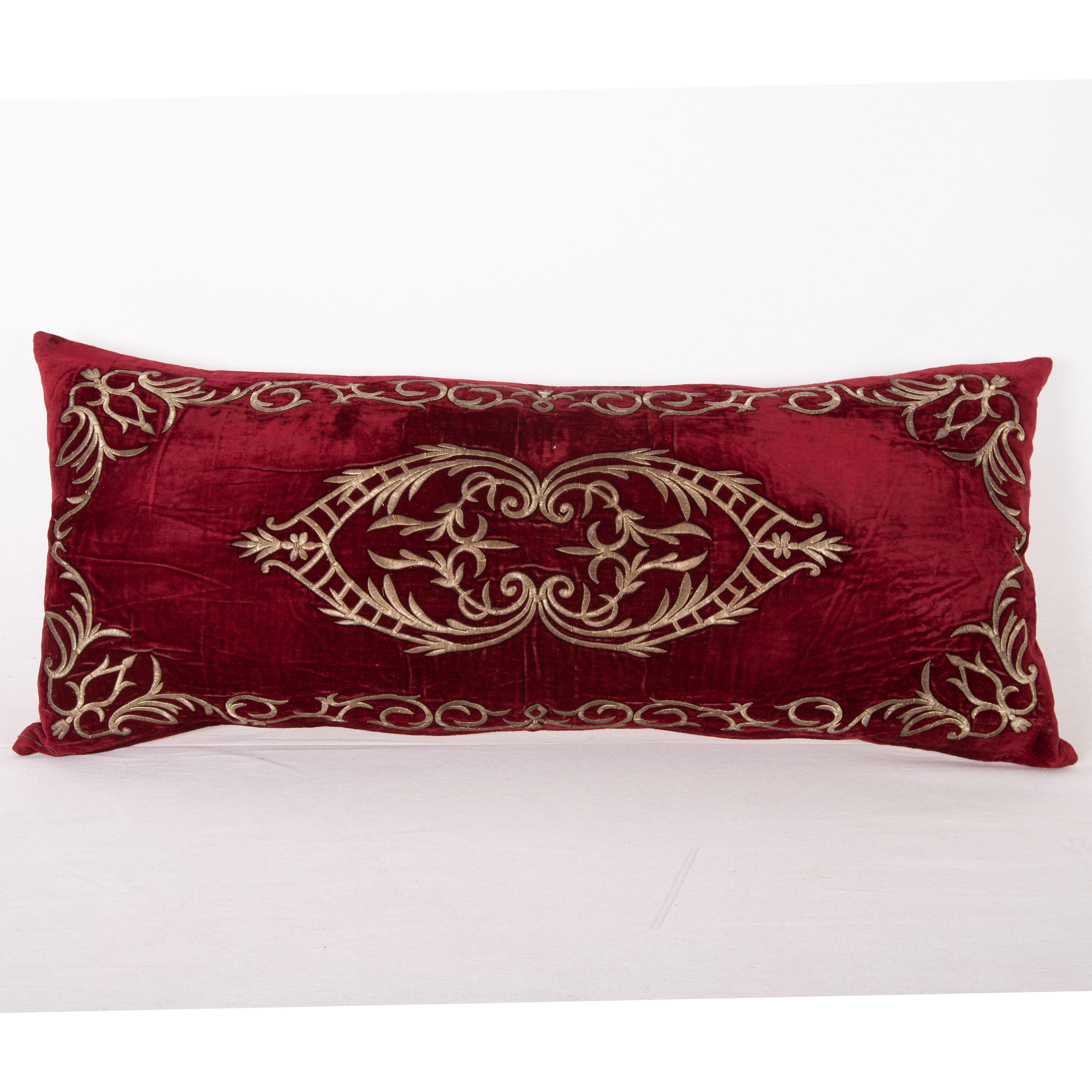 This a a very good example to silk velvet Sara pillows. It is the original size since we have just replaced the backing.

It doe not come with an insert but a bag made to the size to accommodate insert materials.
Linen in the back.
Zipper