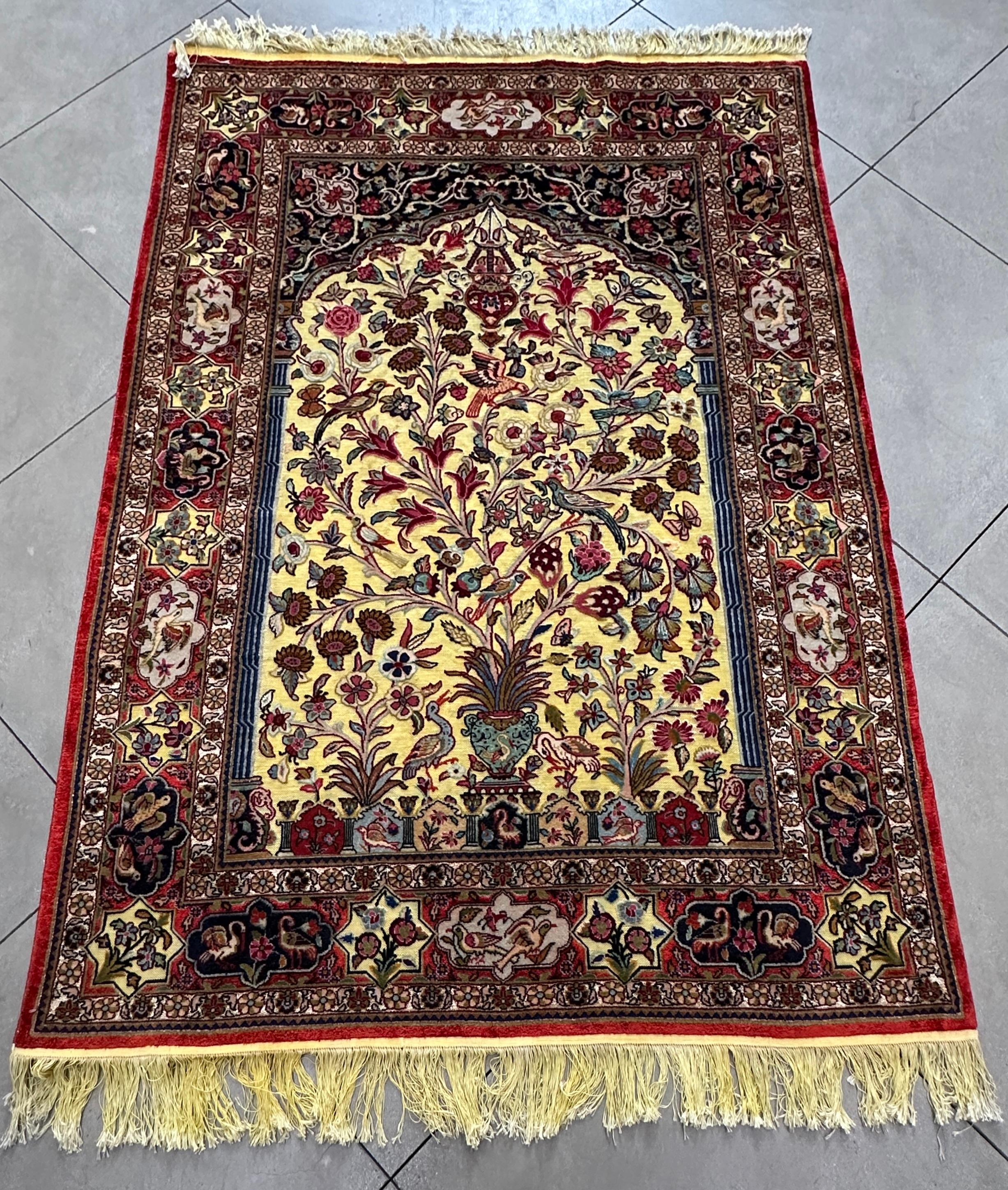 Infondi nella tua casa un'eleganza lussuosa e una bellezza senza tempo con il nostro tappeto persiano in seta e lana antica in oro e rosso. Questo tappeto squisito combina la ricca eredità dell'artigianato persiano con l'opulenta miscela di seta e
