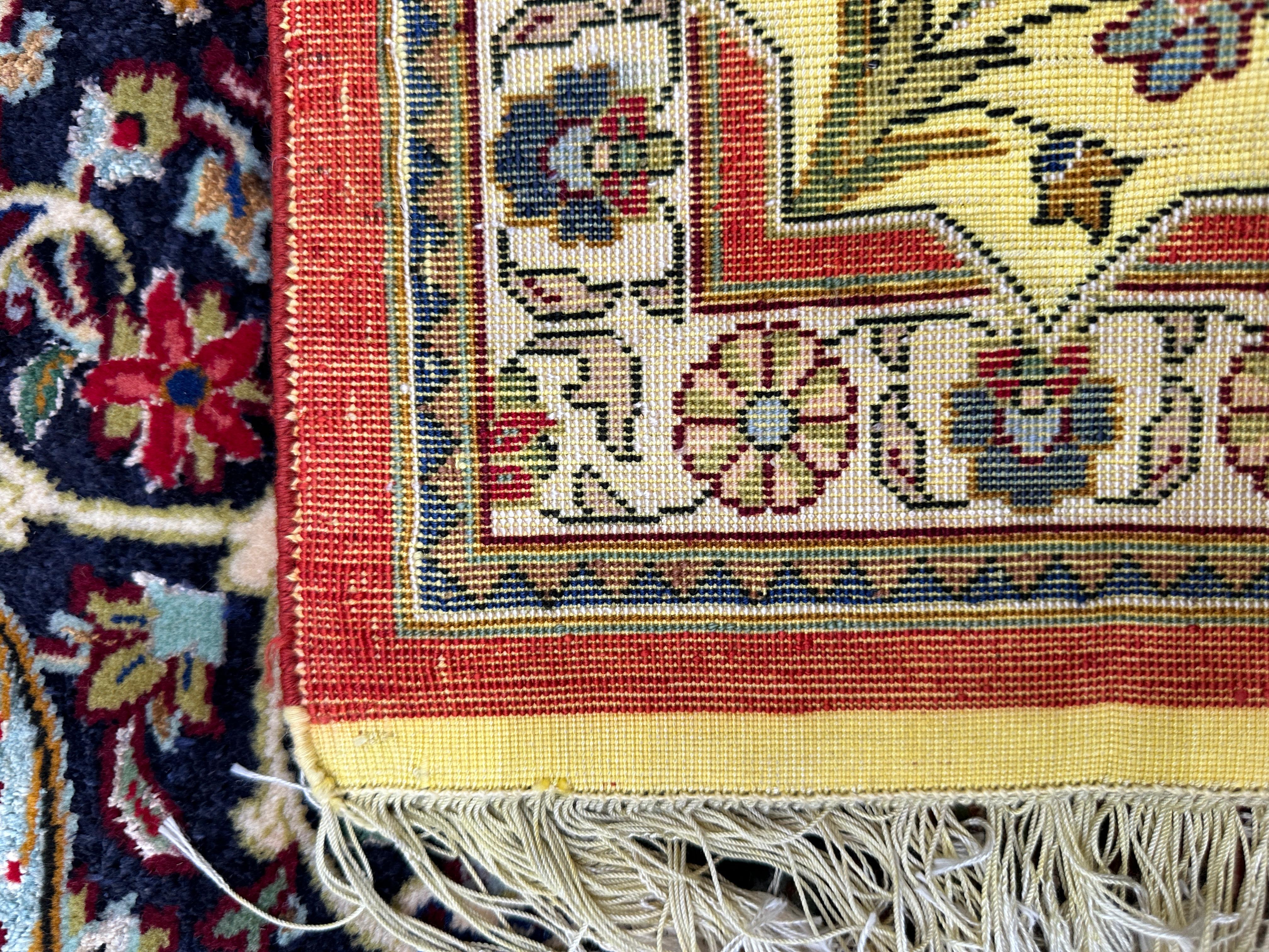 Persiano Tappeto persiano in seta e lana antica in oro e rosso 5x7 in vendita
