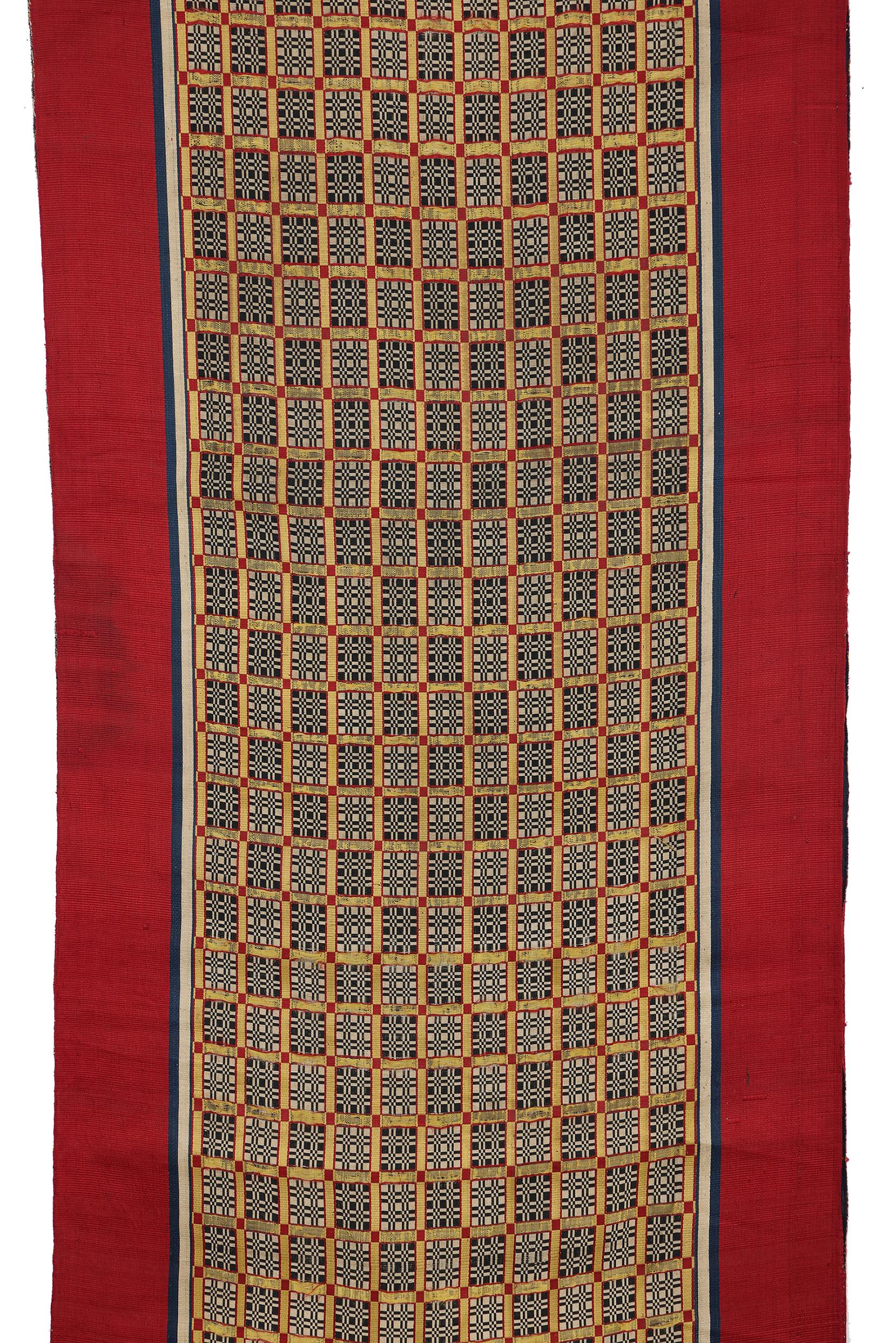 Ein Vorhang oder eine Gardine für eine Hochzeitsnische oder einen Empfangsraum
Tetouan, Marokko
19. Jahrhundert
Seidenstreifengewebe mit doppeltem Bindungsmuster
129 x 24 Zoll (61 x 328 cm)

Dieses luxuriöse, schimmernde Tuch gehört zu einem Satz