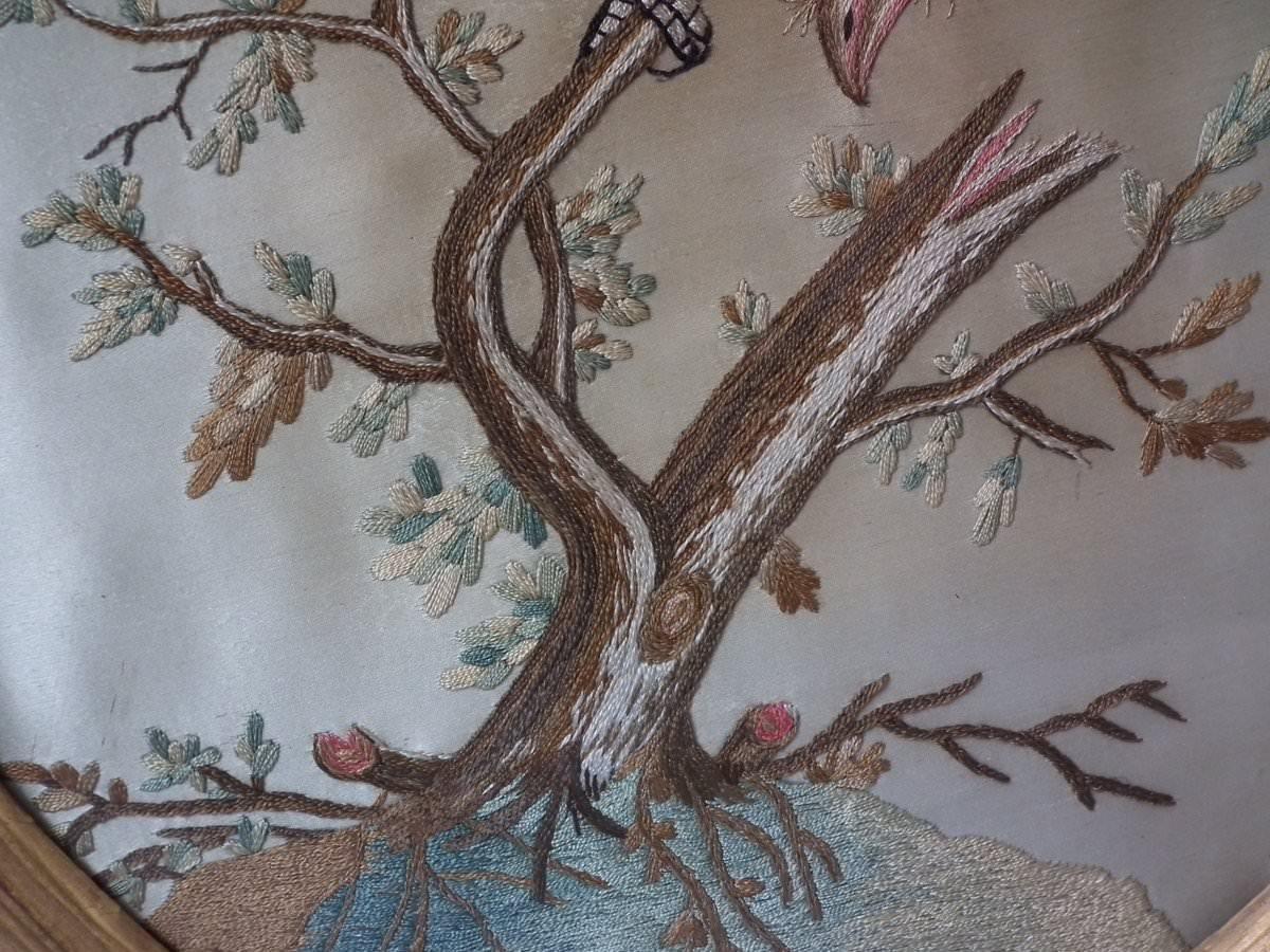Antike Seidenstickerei eines Vogels in einem Baum aus Seide im Angebot 3
