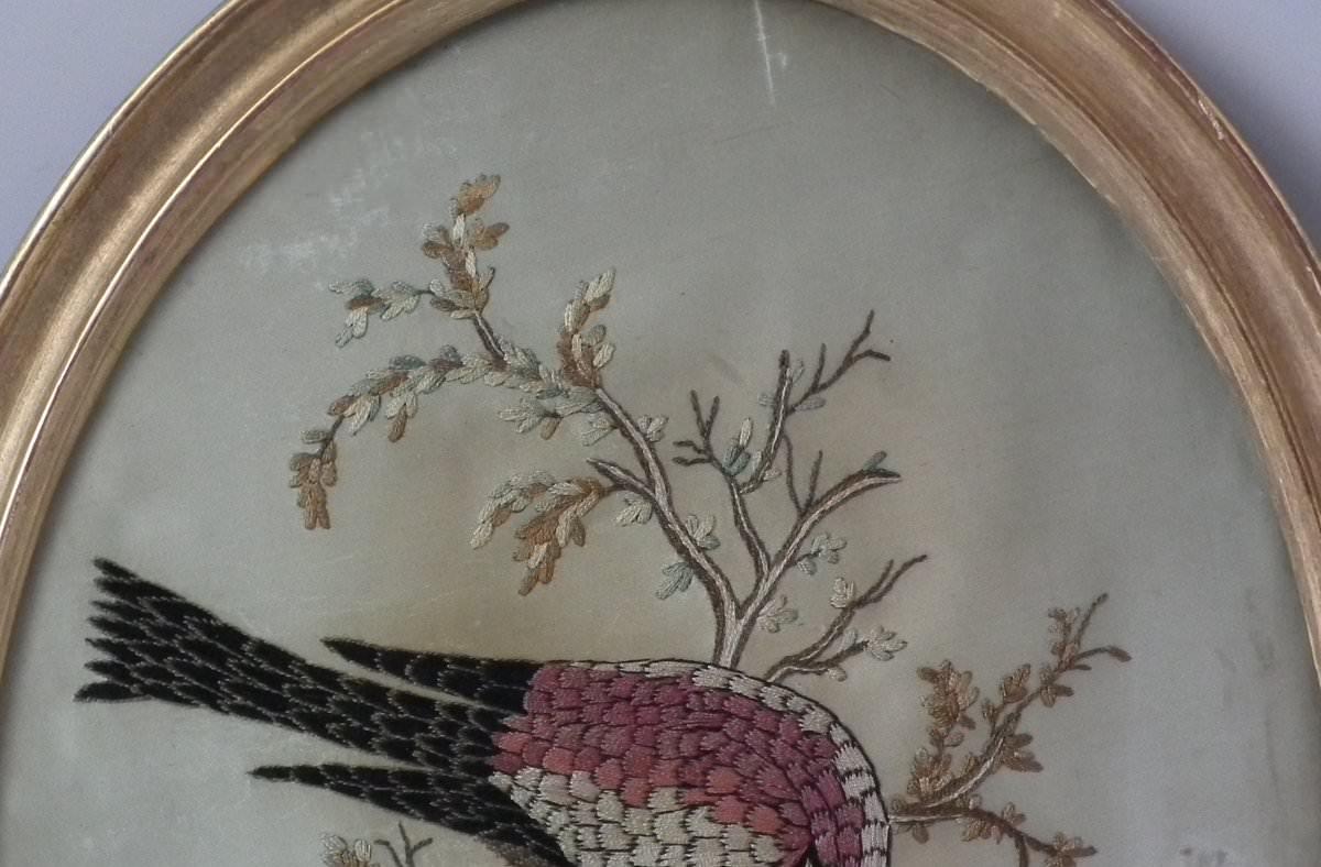 Antike Seidenstickerei eines Vogels in einem Baum aus Seide (Volkskunst) im Angebot