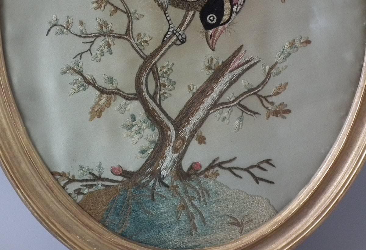 Antike Seidenstickerei eines Vogels in einem Baum aus Seide (Englisch) im Angebot