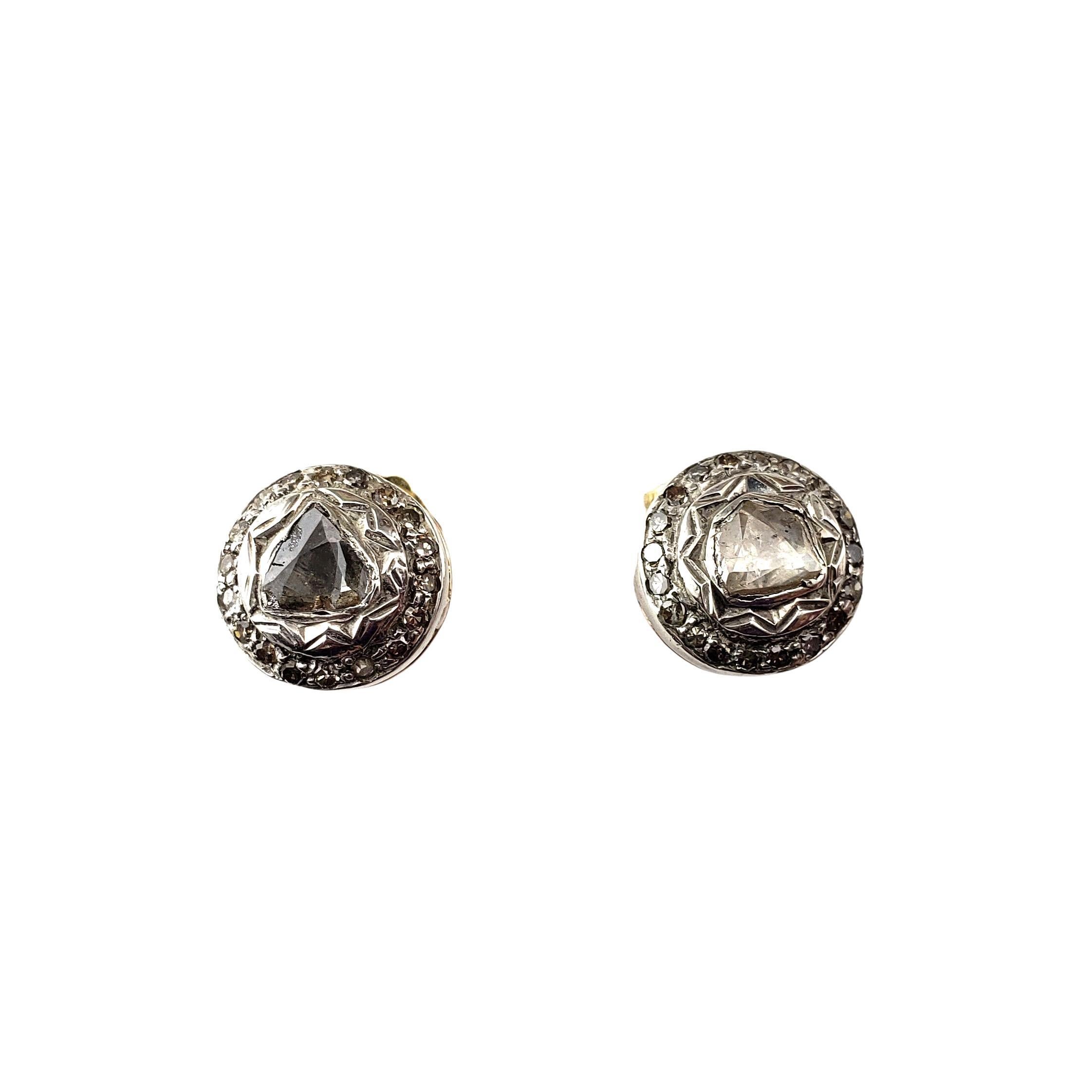 Boucles d'oreilles argent antique/or jaune 9K et diamants-

Ces charmants clous d'oreilles allient un design antique à un éclat intemporel. Chacune présente un diamant central taillé en rose, entouré d'un délicat halo de diamants taille unique, le