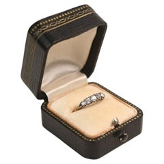 Bague ancienne en argent et or 18 carats. Bague avec cinq diamants taille « Old Mine » et griffes partagées
